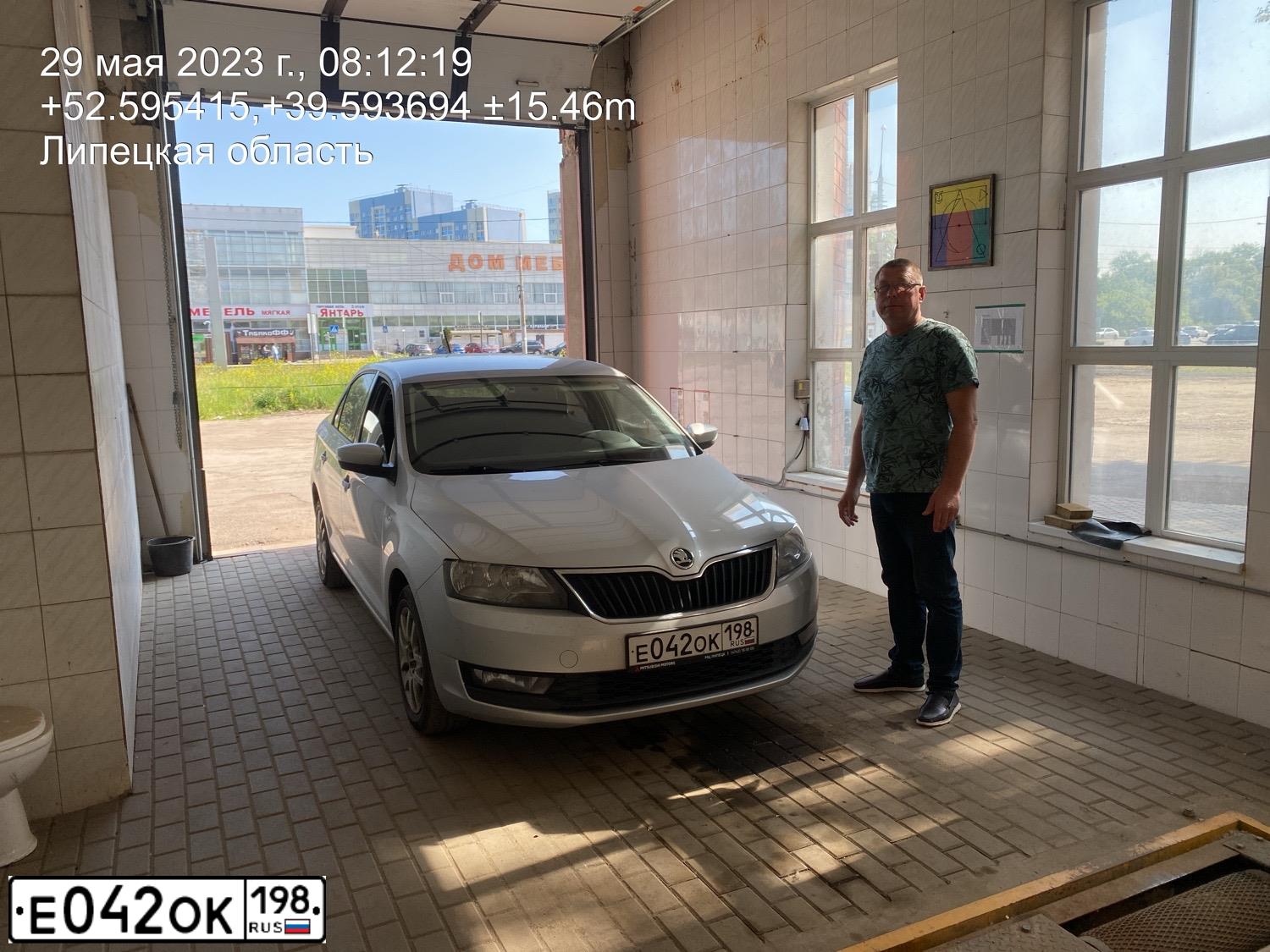 Фото автомобиля SKODA RAPID, 2019 — госномер У427КА48. Цвет: Серебристый