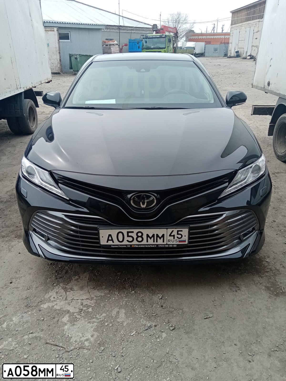 Фото автомобиля TOYOTA CAMRY, 2018 — госномер О448ХА154. Цвет: Черный