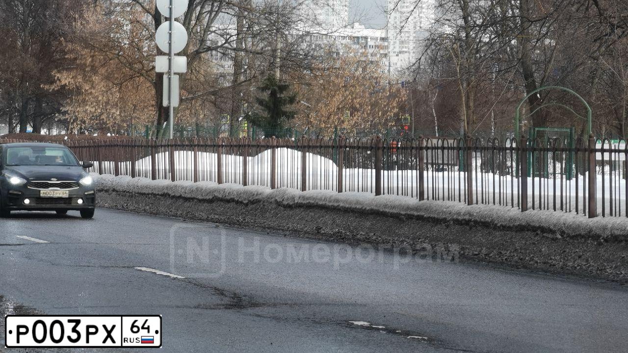 Фото автомобиля MAZDA 3, 2008 — госномер Р003РХ64. Цвет: Серебристый