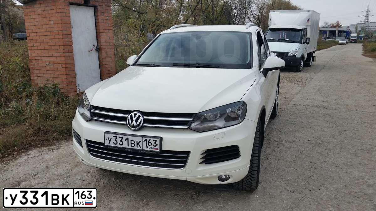 Фото автомобиля VOLKSWAGEN TOUAREG, 2010 — госномер Р585СВ152. Цвет: Белый
