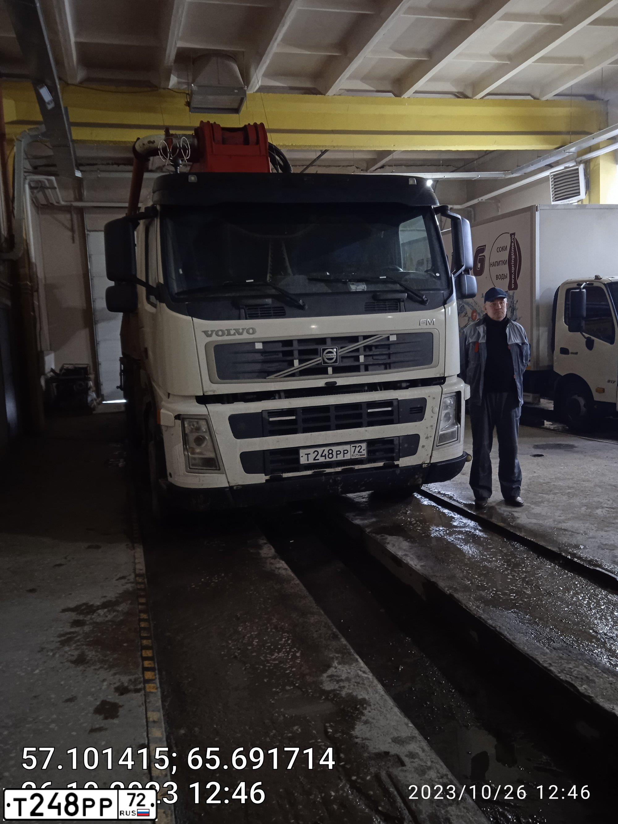 Фото автомобиля VOLVO SERIE FM /6X4/, 2007 — госномер Т248РР72. Цвет: Белый