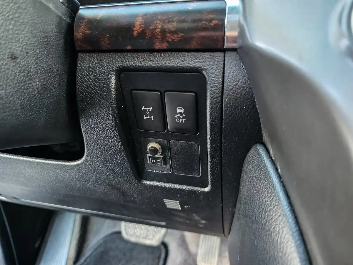 Фото автомобиля TOYOTA LANDCRUISER, 2007 — госномер Н001УЕ96. Цвет: ЧЕРНЫЙ