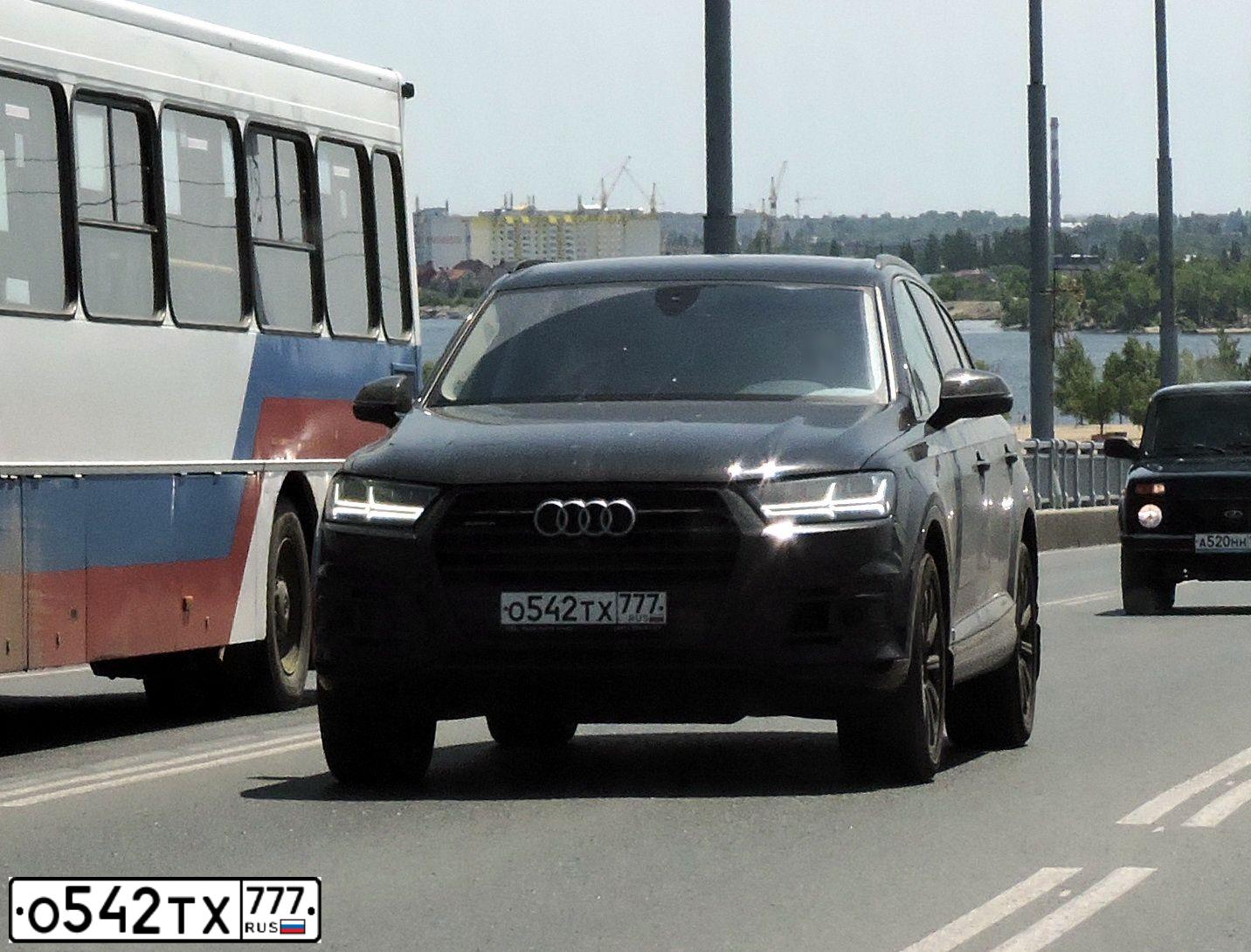 Фото автомобиля AUDI Q7, 2016 — госномер Е266ОХ95. Цвет: ЧЕРНЫЙ