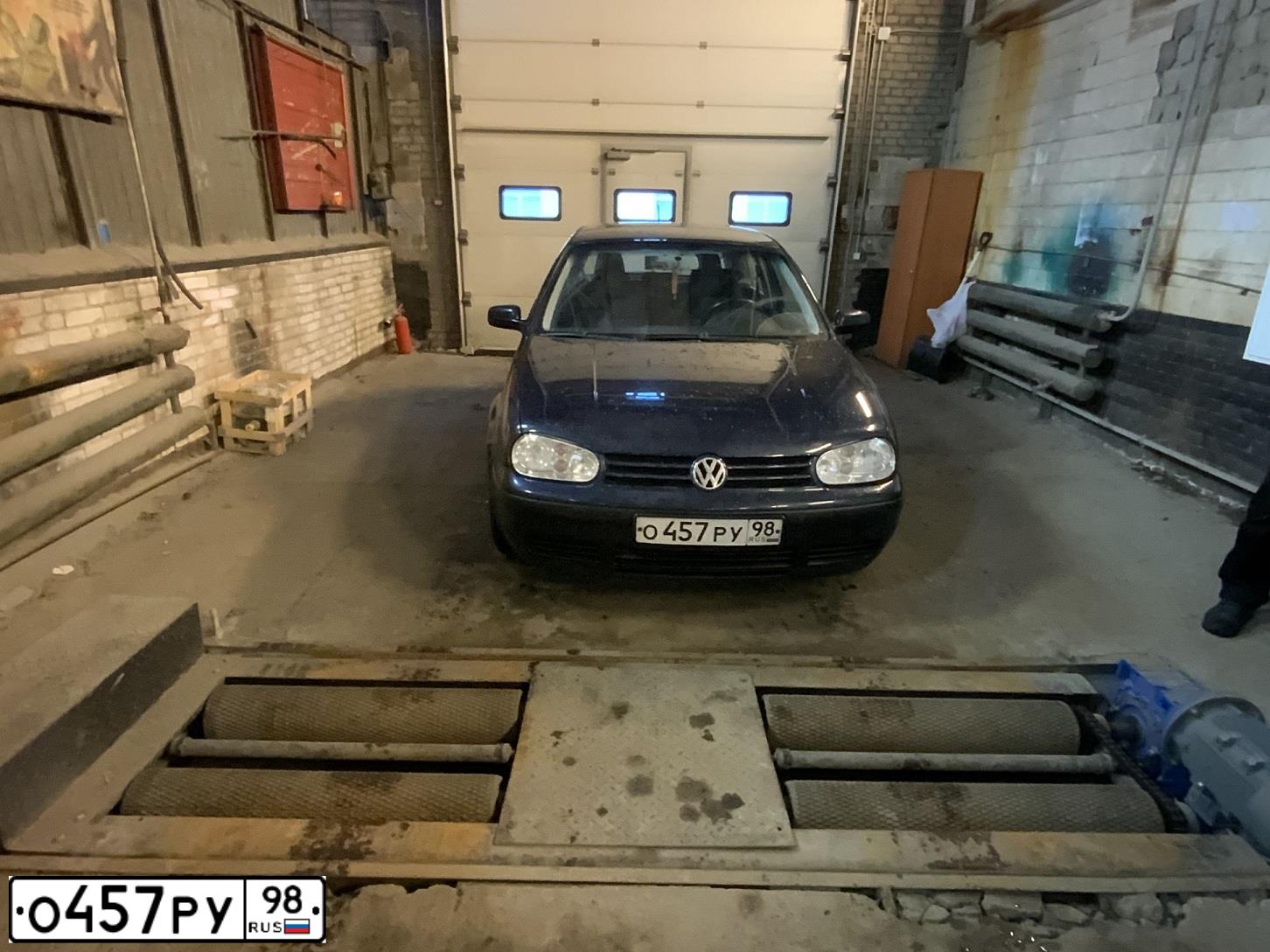 Фото автомобиля VOLKSWAGEN GOLF, 2002 — госномер О457РУ98. Цвет: СИНИЙ