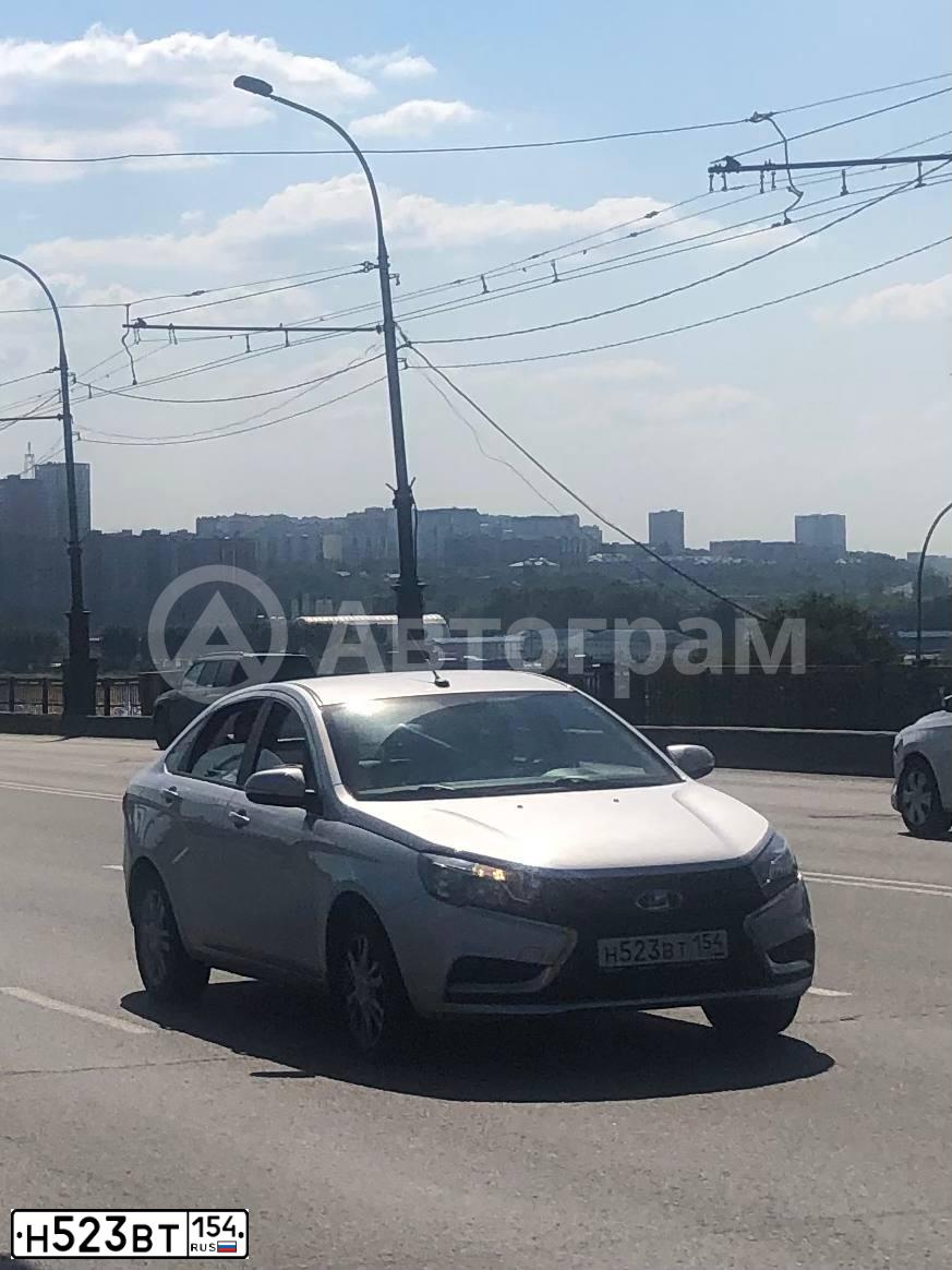 Фото автомобиля LADA VESTA, 2018 — госномер Н523ВТ154. Цвет: Серебристый