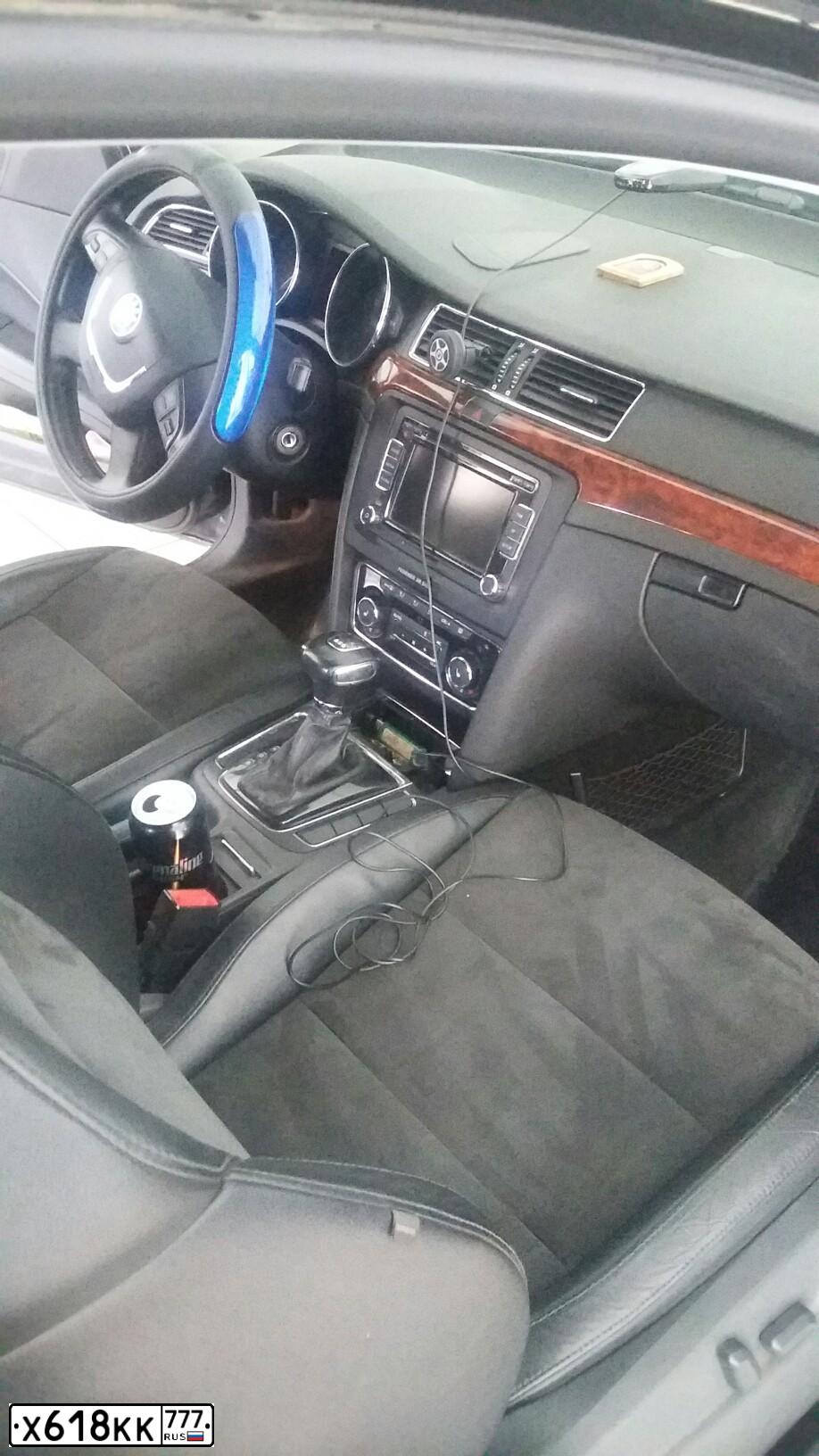 Фото автомобиля SKODA SUPERB, 2008 — госномер Р411ВК46. Цвет: ЧЕРНЫЙ