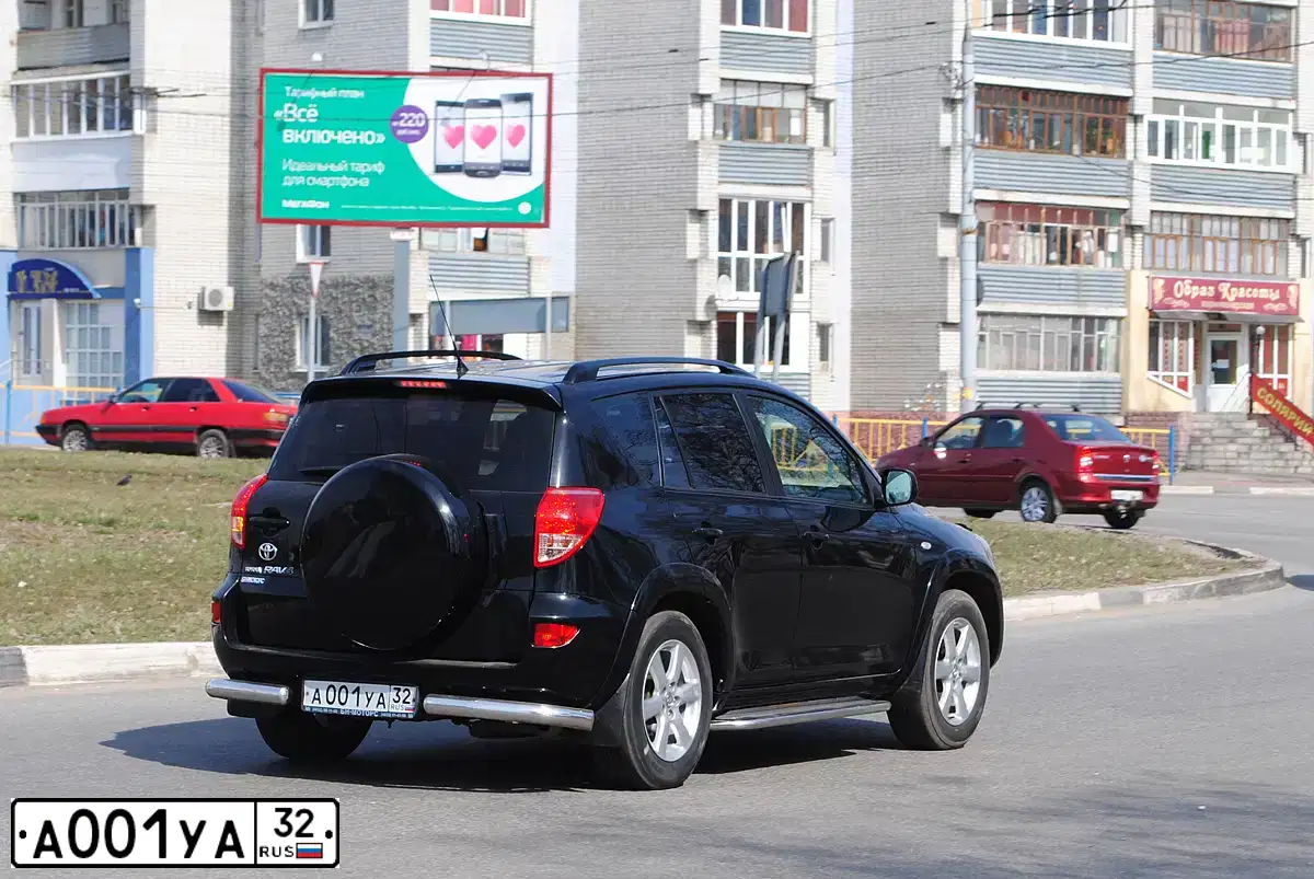 Фото автомобиля TOYOTA RAV4, 2007 — госномер А001УА32. Цвет: ЧЕРНЫЙ