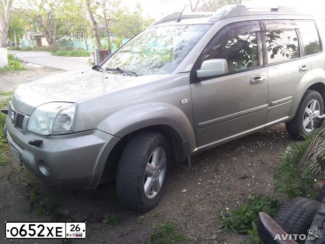 Фото автомобиля NISSAN X-TRAIL, 2004 — госномер О652ХЕ26. Цвет: СЕРЫЙ