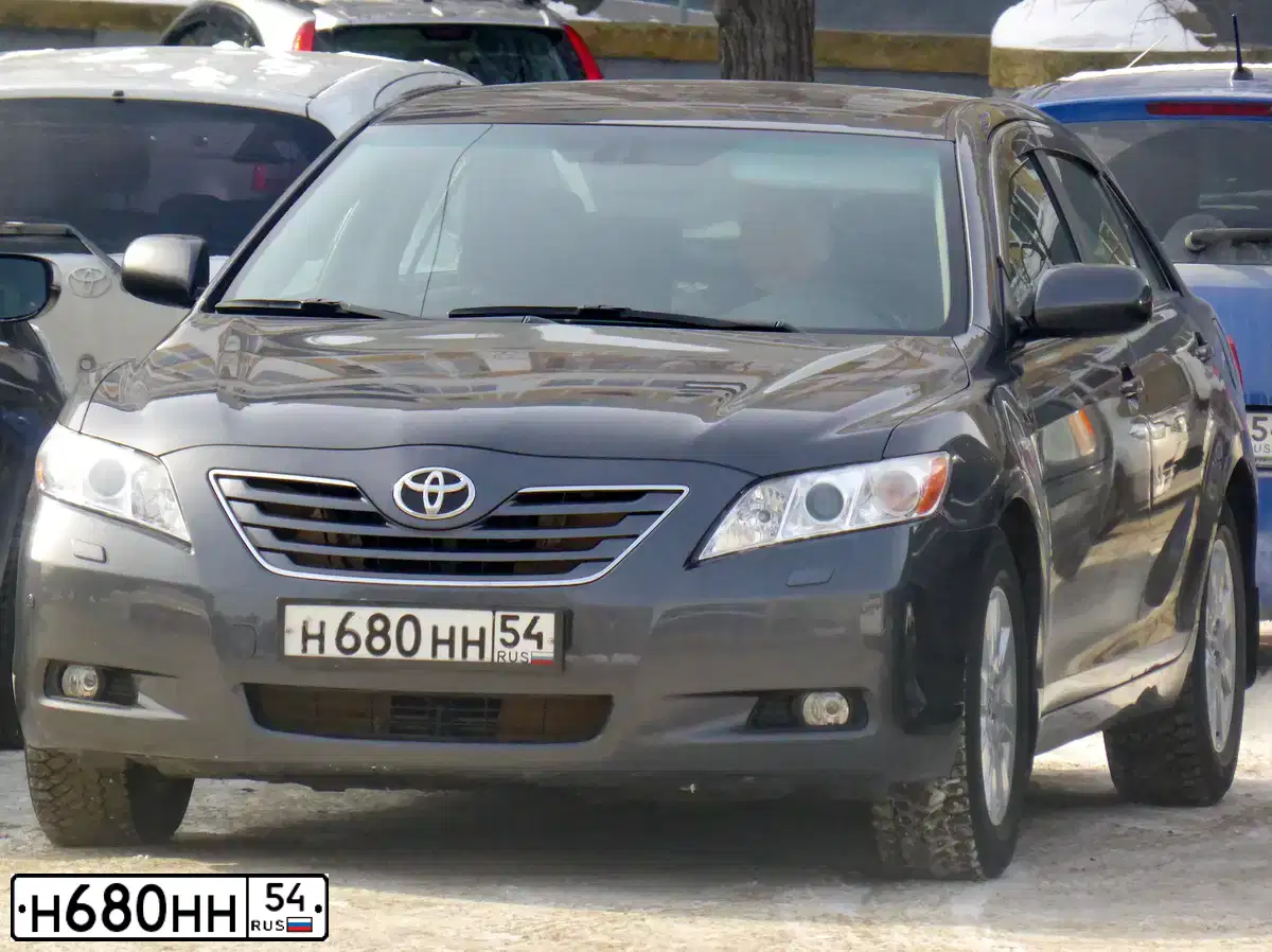 Фото автомобиля TOYOTA CAMRY, 2008 — госномер Н863МА154. Цвет: СЕРЫЙ