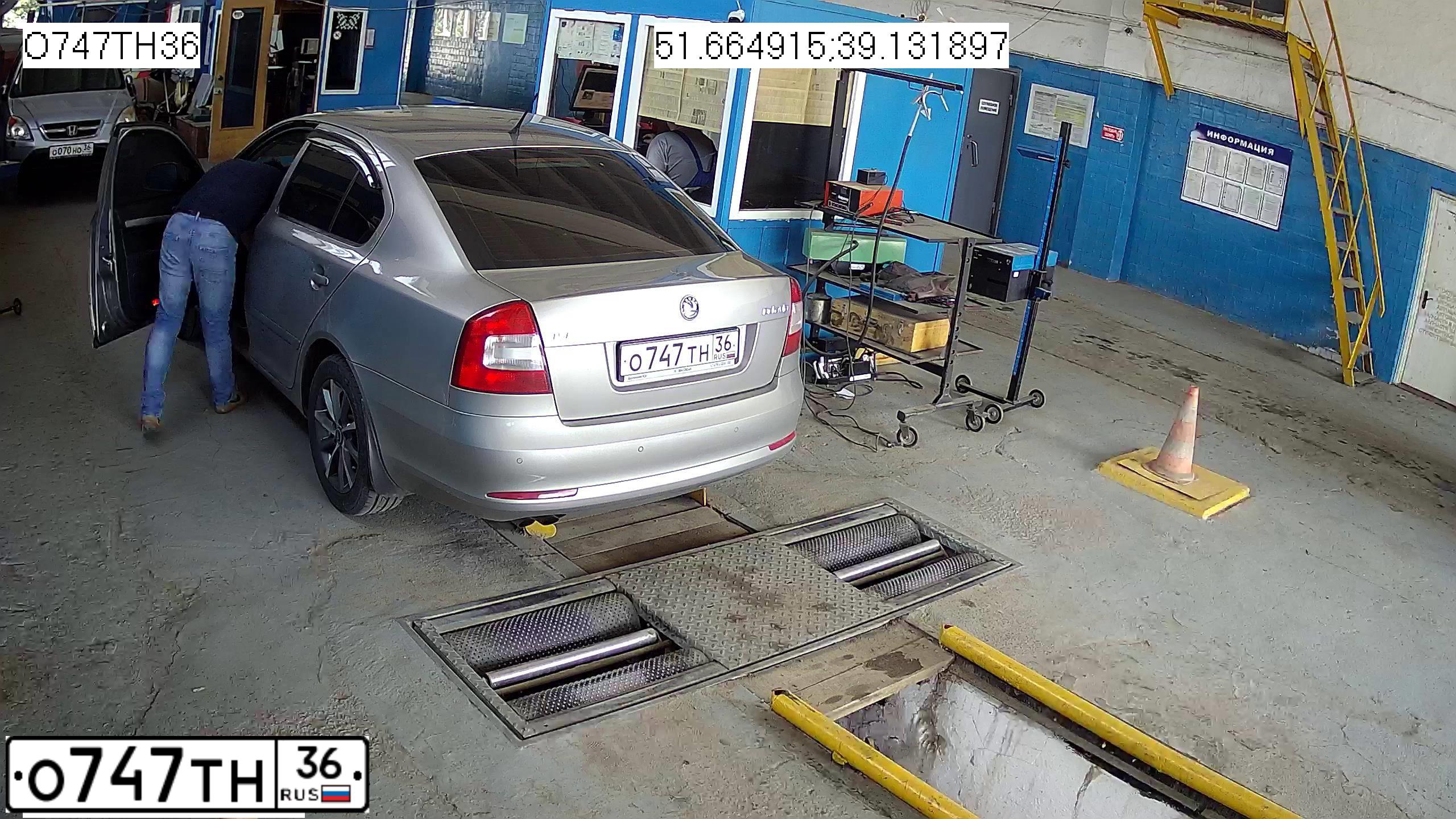 Фото автомобиля SKODA OCTAVIA, 2011 — госномер Р275МТ48. Цвет: СЕРЫЙ