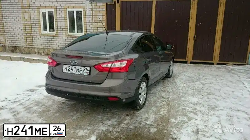 Фото автомобиля FORD FOCUS, 2012 — госномер Е753КМ07. Цвет: СЕРО-КОРИЧНЕВЫЙ