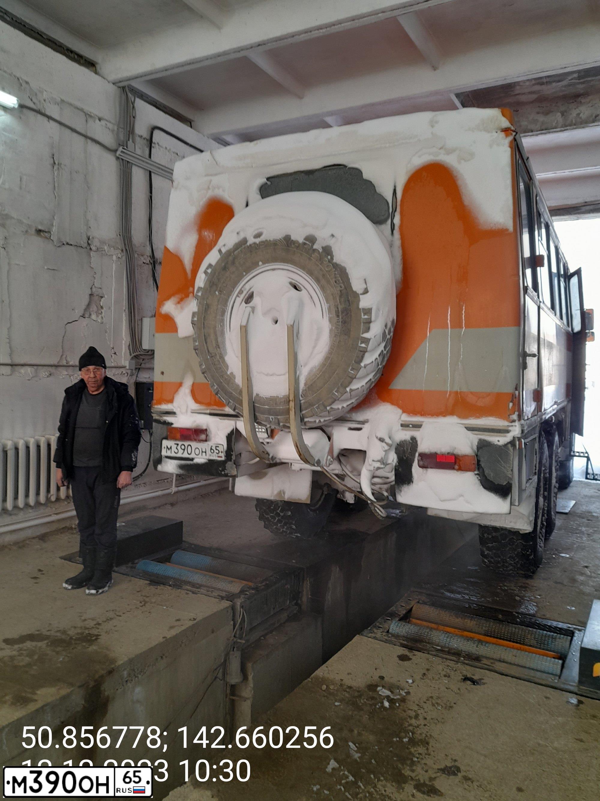 Фото автомобиля NEFAZ 4208 /KAMAZ 4310 6X6/, 2008 — госномер М390ОН65. Цвет: ОРАНЖЕВЫЙ