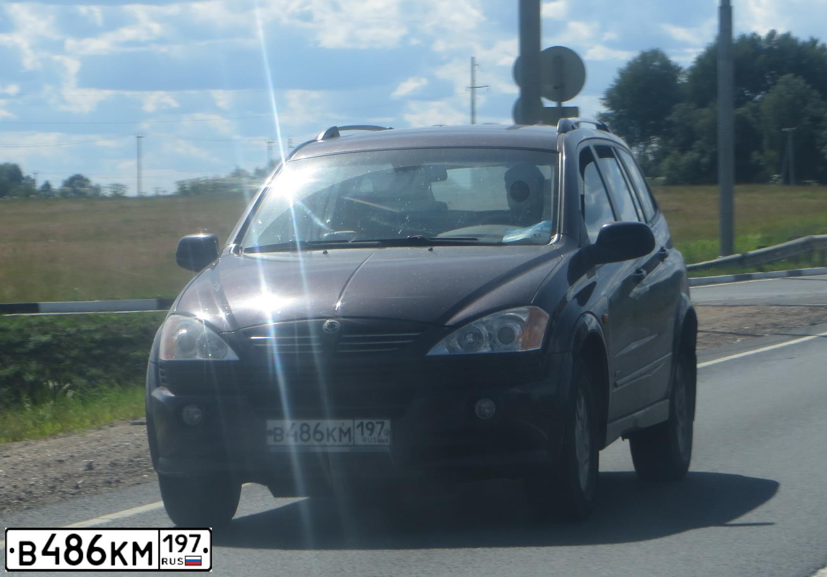 Фото автомобиля SSANGYONG KYRON, 2007 — госномер В486КМ197. Цвет: ВИШНЕВЫЙ