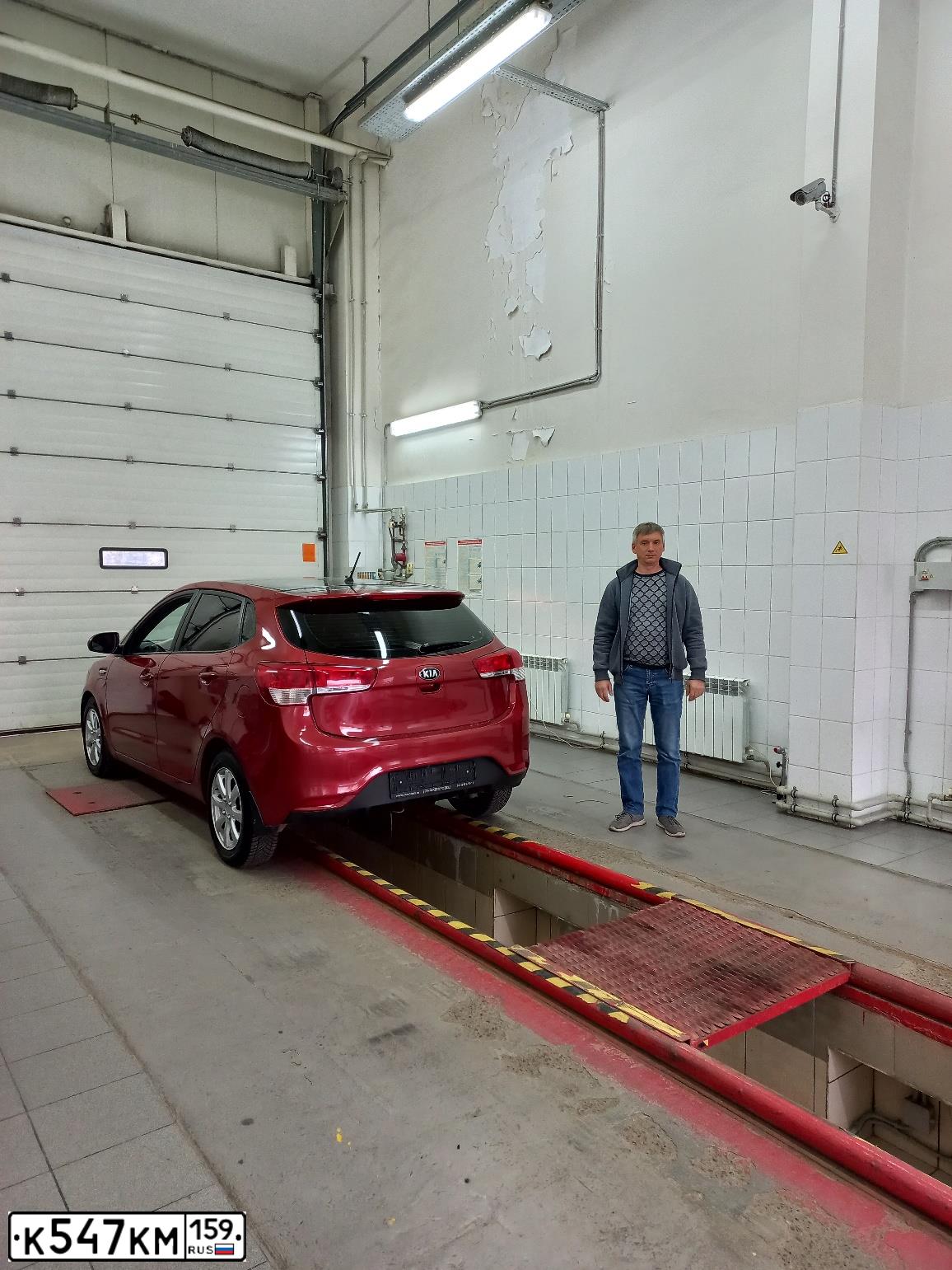 Фото автомобиля KIA RIO, 2015 — госномер М828СО21. Цвет: Красный
