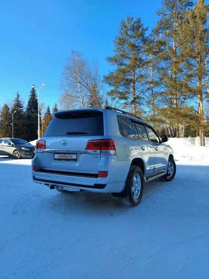 Фото автомобиля TOYOTA LANDCRUISER 200, 2012 — госномер О800ЕУ799. Цвет: СЕРЕБРИСТЫЙ