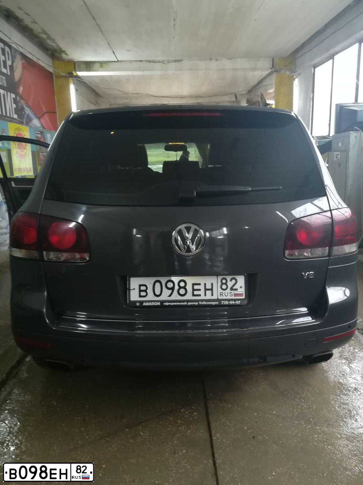 Фото автомобиля VOLKSWAGEN TOUAREG, 2008 — госномер В098ЕН82. Цвет: ЧЕРНО-СЕРЫЙ