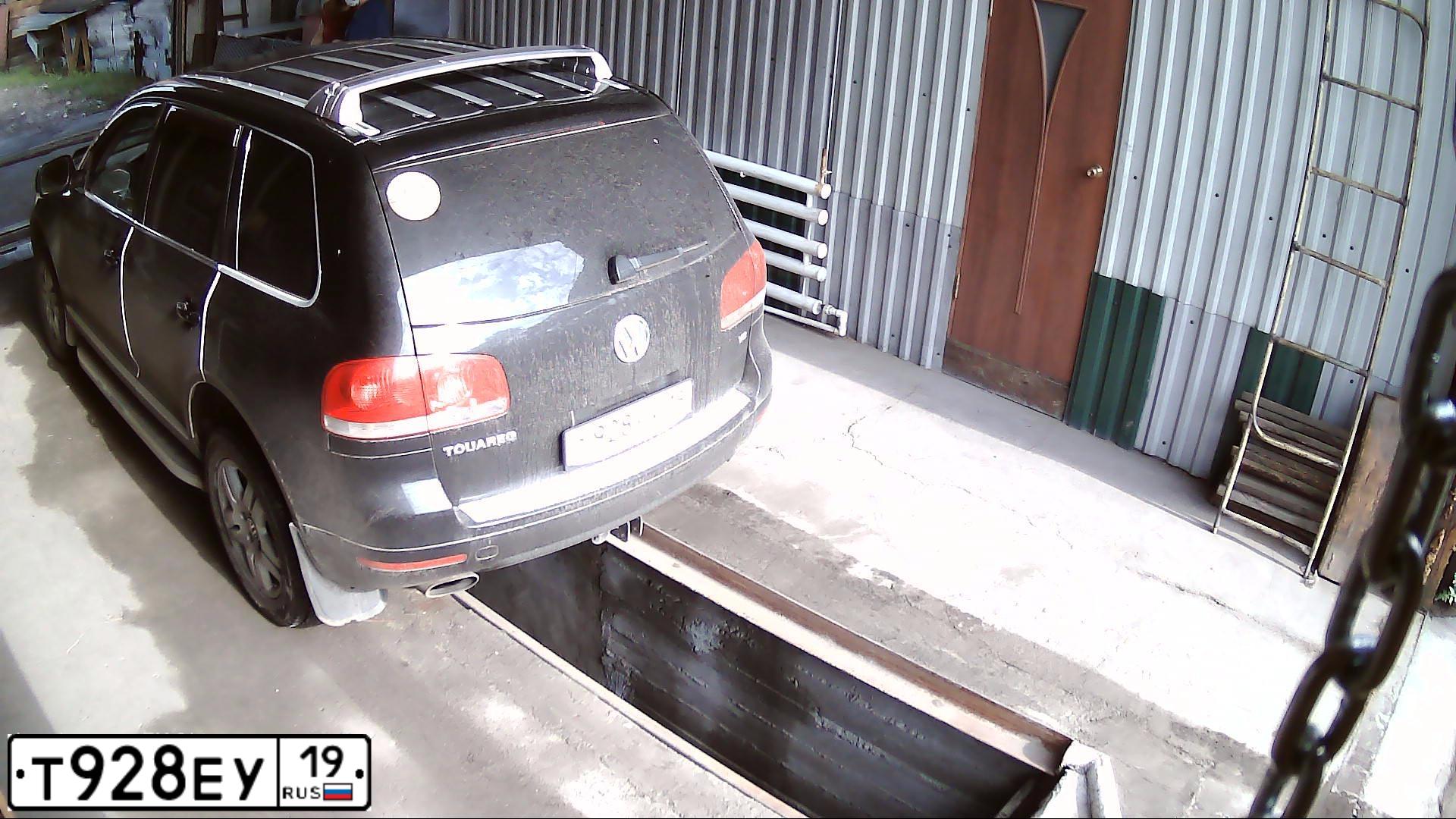 Фото автомобиля VOLKSWAGEN TOUAREG, 2004 — госномер Е037ВН17. Цвет: ЧЕРНЫЙ