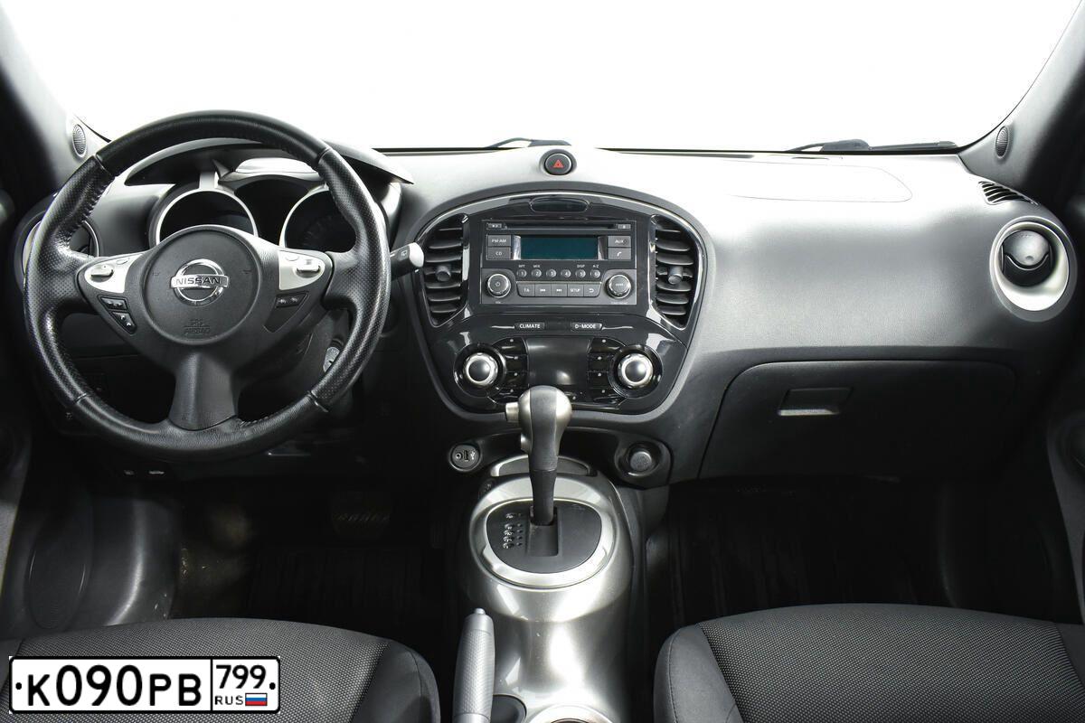 Фото автомобиля NISSAN JUKE, 2012 — госномер Р587КК790. Цвет: БЕЛЫЙ
