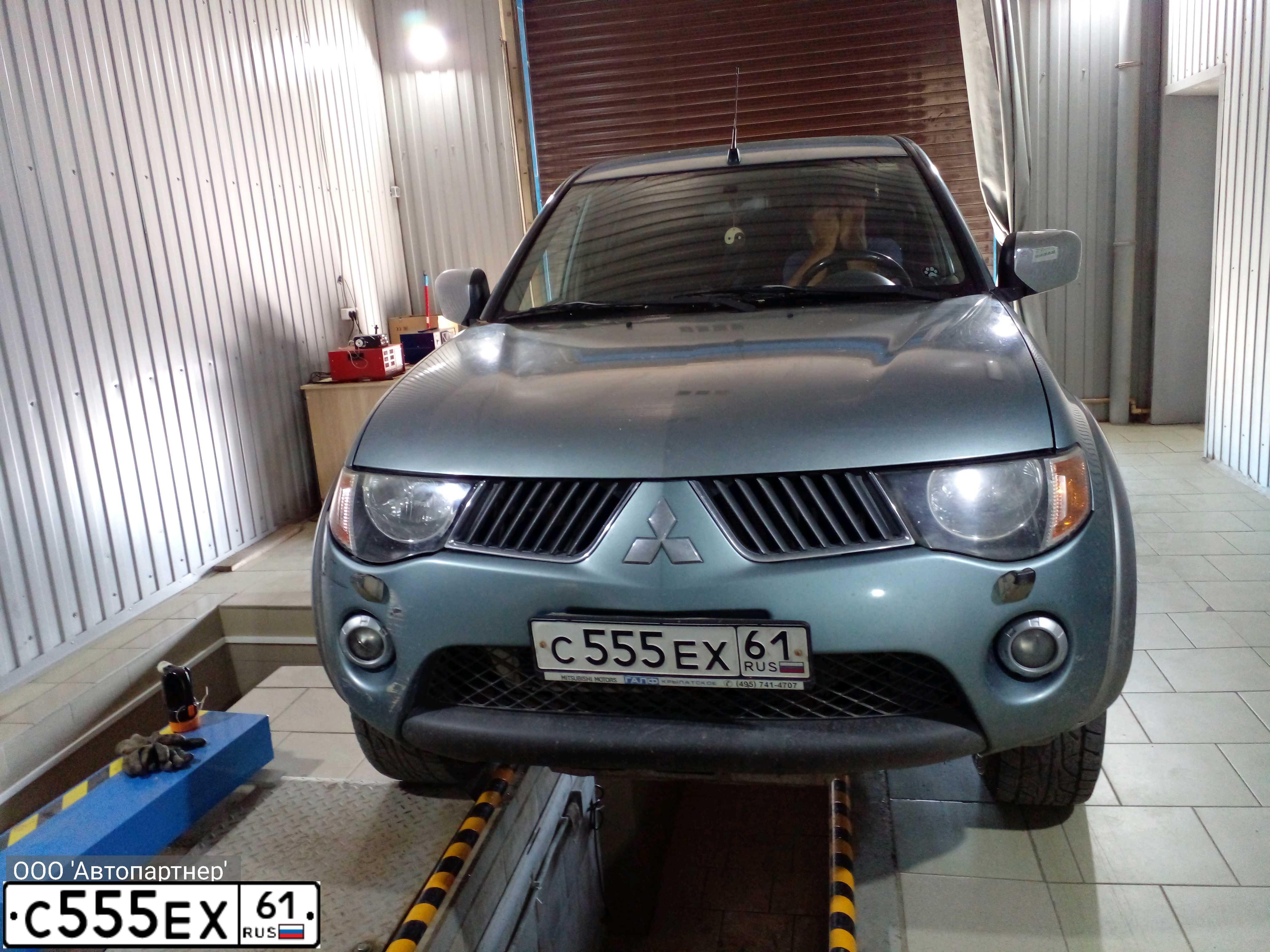 Фото автомобиля MITSUBISHI L 200, 2008 — госномер М871КО161. Цвет: СВЕТЛО-СЕРО-ЗЕЛЕНЫЙ