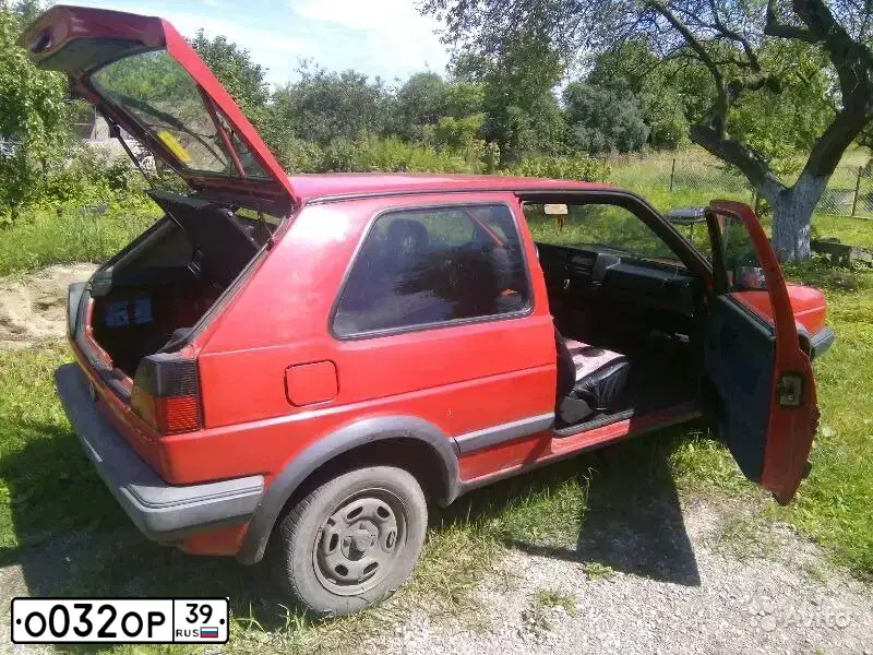 Фото автомобиля VOLKSWAGEN GOLF, 1990 — госномер О032ОР39. Цвет: Красный