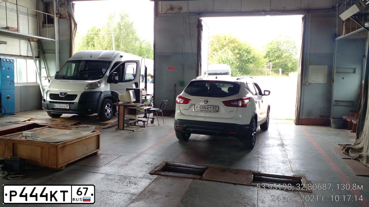 Фото автомобиля NISSAN QASHQAI, 2016 — госномер Р444КТ67. Цвет: Белый