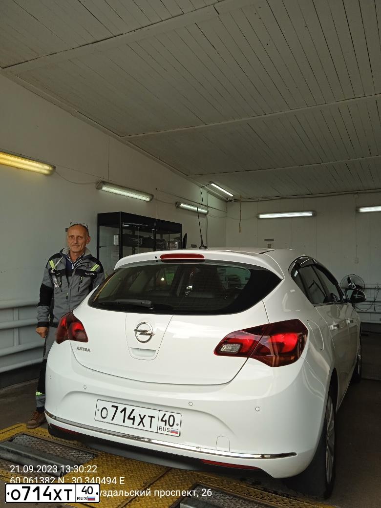 Фото автомобиля OPEL ASTRA, 2013 — госномер А347УЕ777. Цвет: Белый