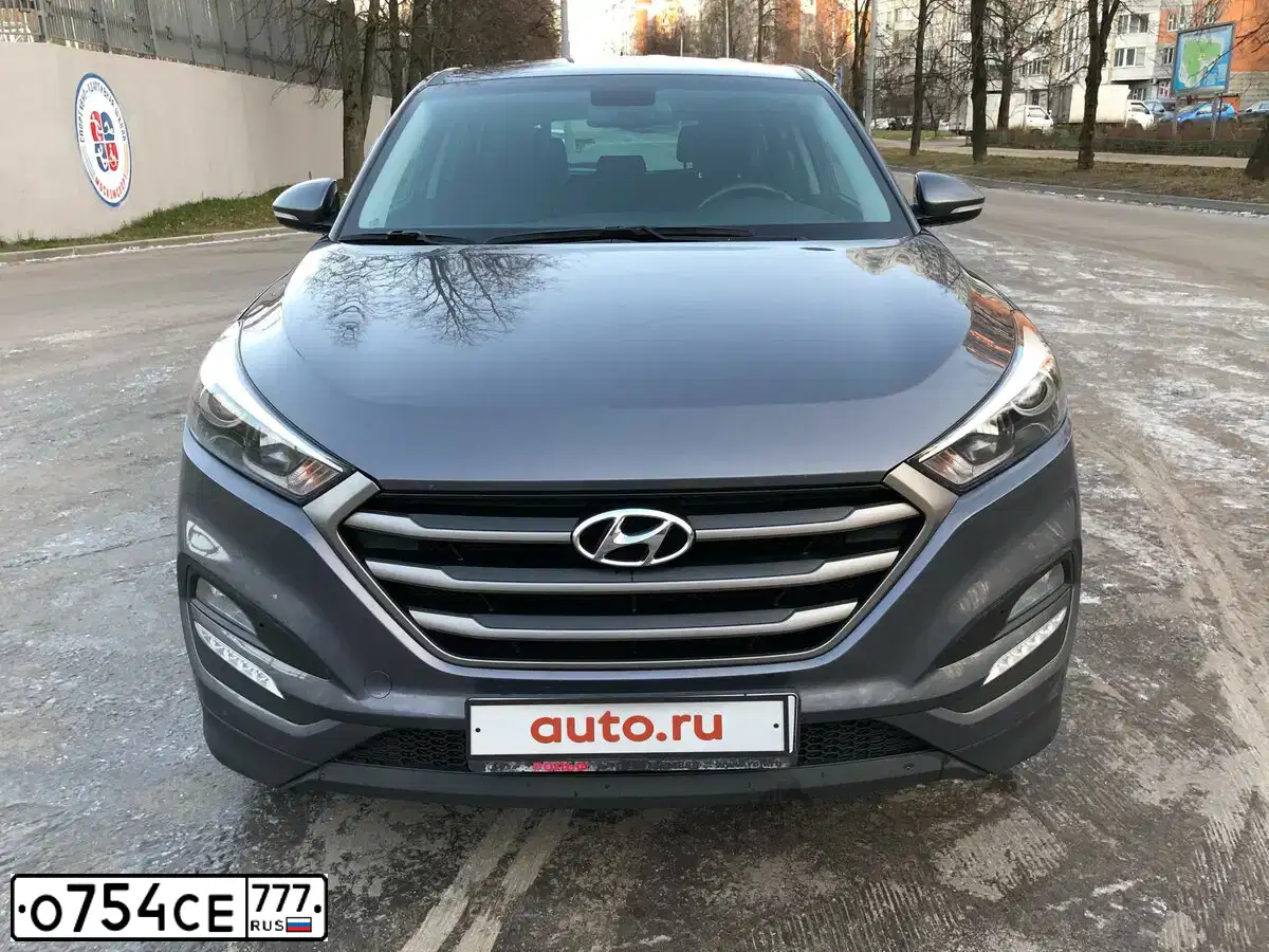 Фото автомобиля HYUNDAI TUCSON, 2016 — госномер О754СЕ777. Цвет: ТЕМНО-СЕРЫЙ
