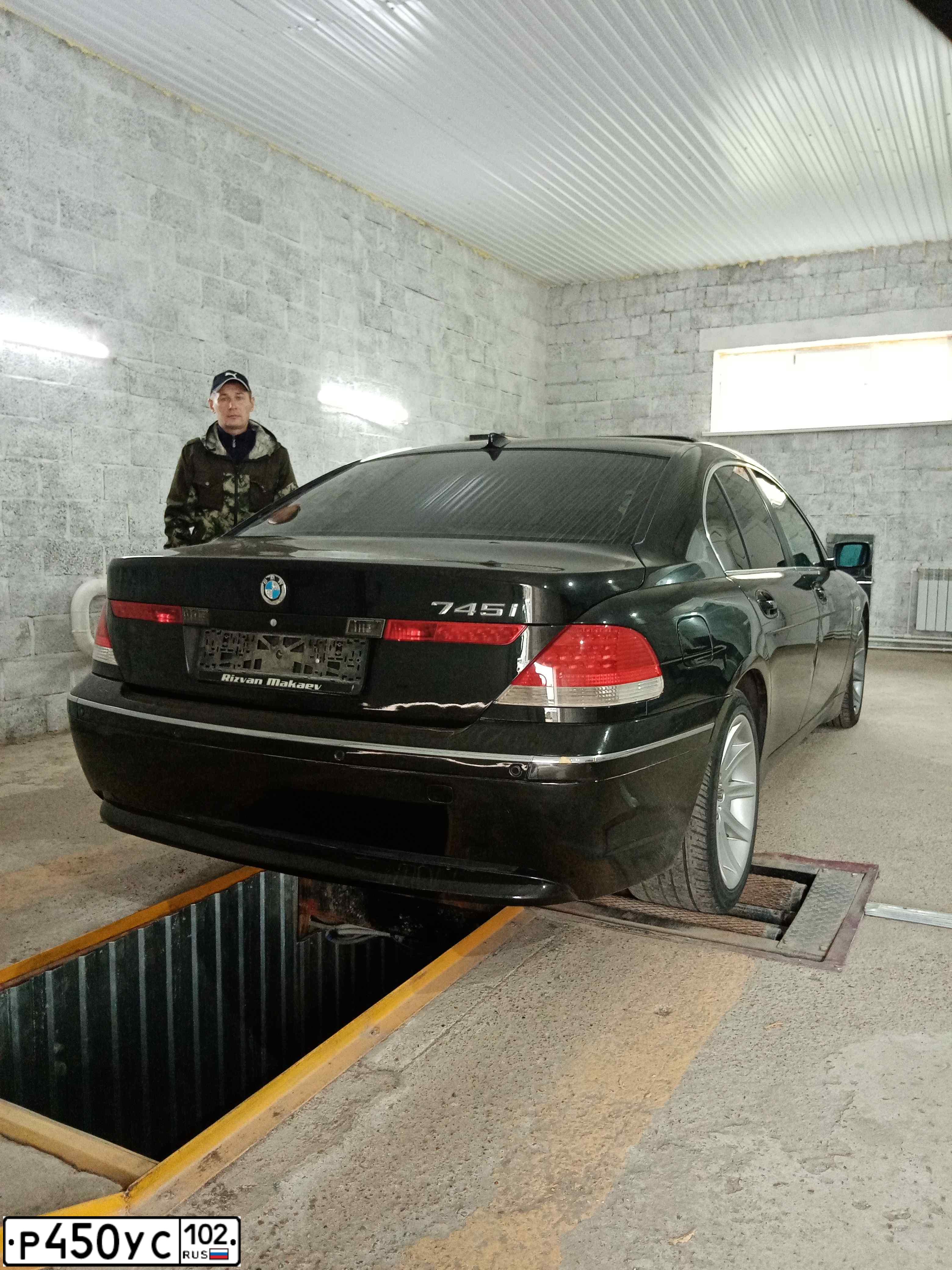 Фото автомобиля BMW SERIE 7, 2003 — госномер О008ОН199. Цвет: ЧЕРНЫЙ