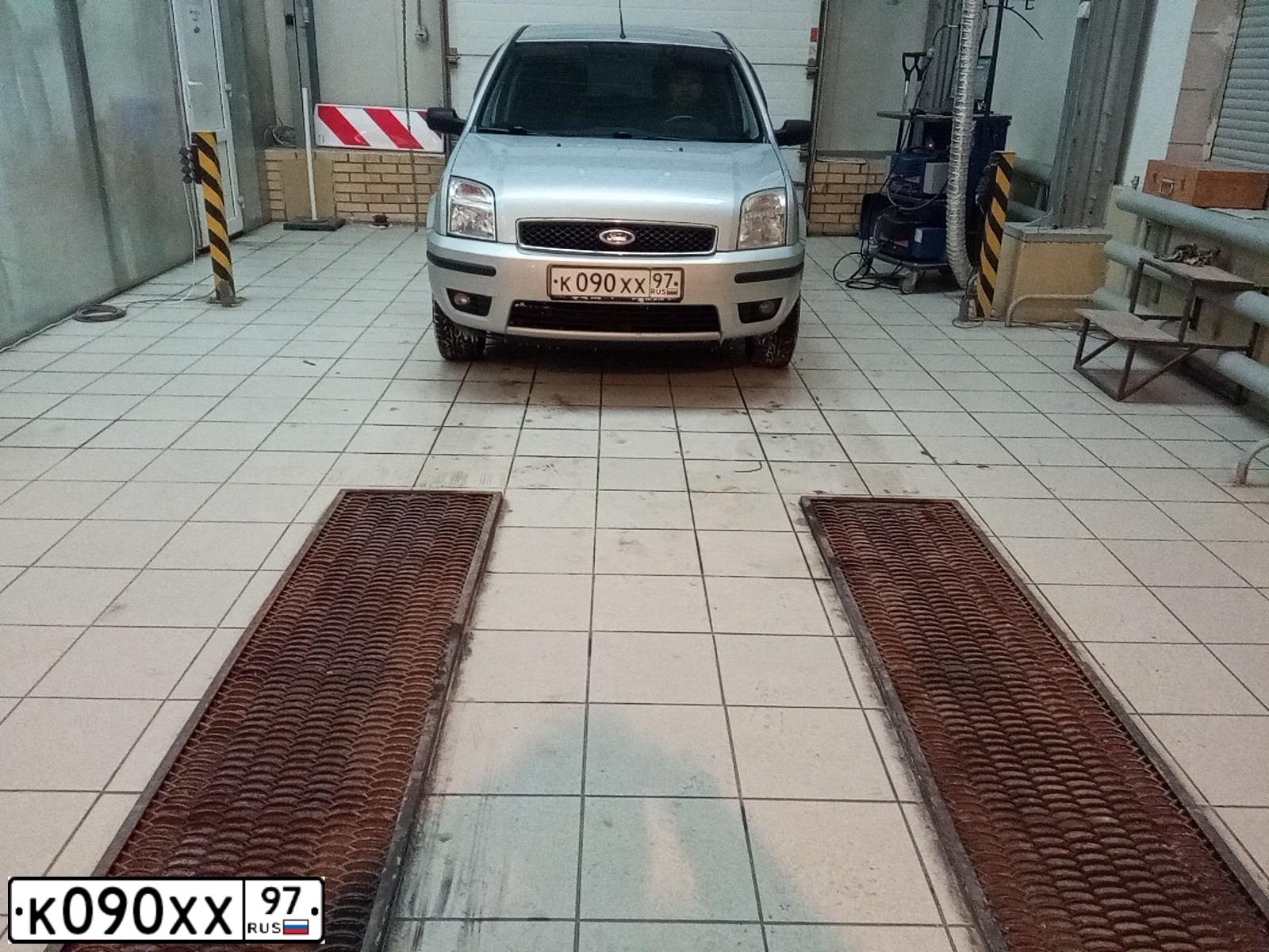 Фото автомобиля FORD FUSION, 2005 — госномер В746КК799. Цвет: Серый