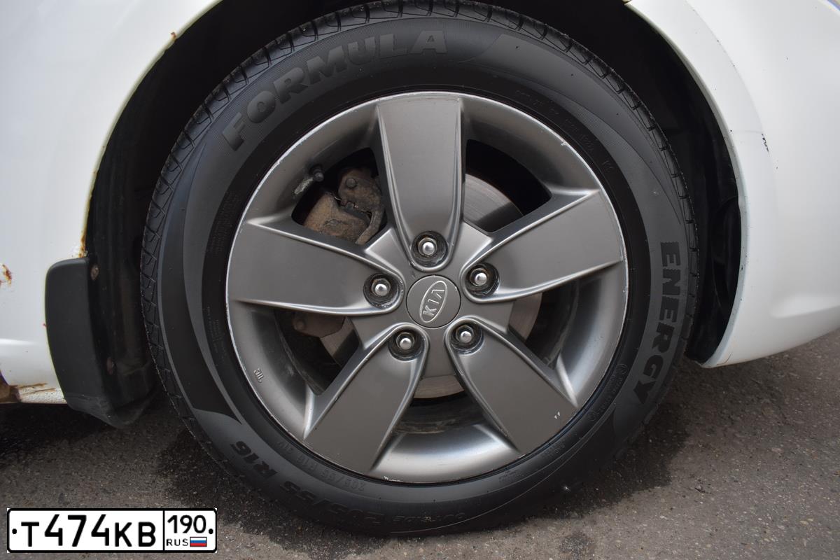 Фото автомобиля KIA CERATO, 2010 — госномер Т474КВ190. Цвет: Белый
