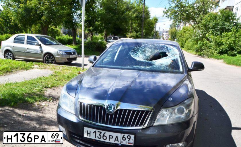 Фото автомобиля SKODA OCTAVIA, 2012 — госномер Н136РА69. Цвет: ТЕМНО-СЕРЫЙ