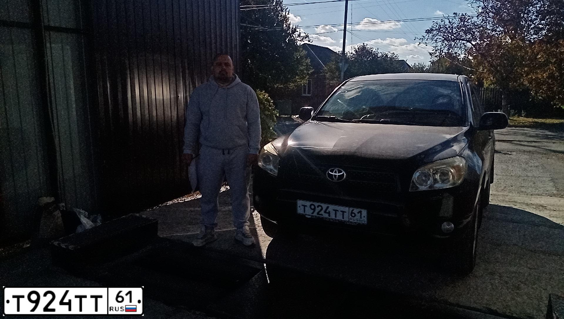 Фото автомобиля TOYOTA RAV4, 2006 — госномер Т924ТТ61. Цвет: ЧЕРНЫЙ