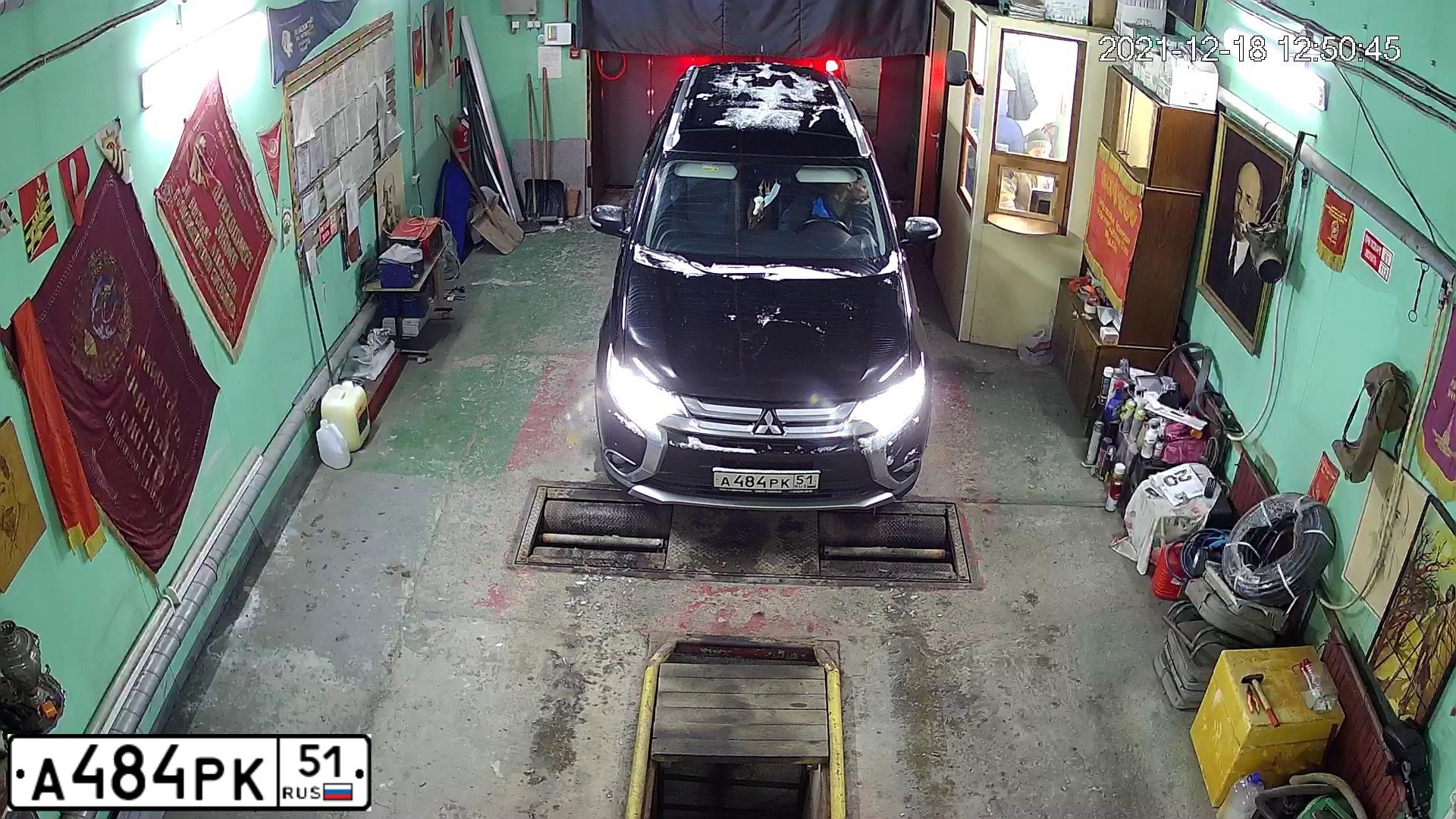 Фото автомобиля MITSUBISHI OUTLANDER, 2015 — госномер А146УЕ51. Цвет: ЧЕРНЫЙ