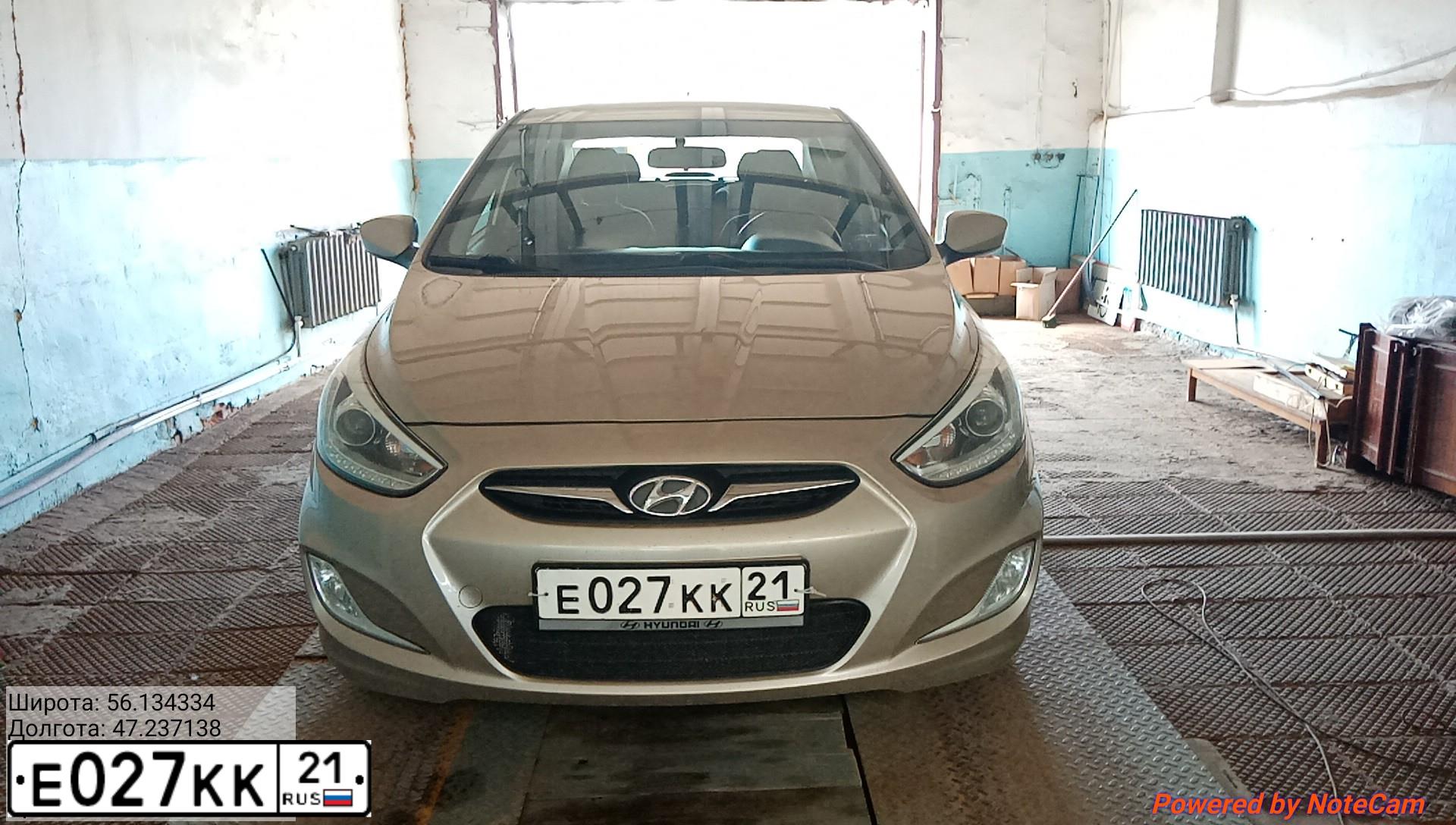 Фото автомобиля HYUNDAI SOLARIS, 2014 — госномер Е027КК21. Цвет: БЕЖЕВО-СЕРЫЙ