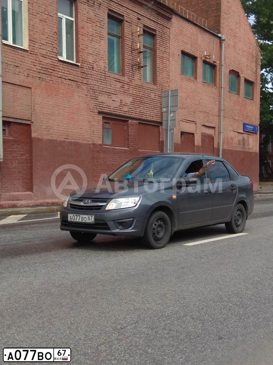 Фото автомобиля LADA 2190 GRANTA, 2017 — госномер А077ВО67. Цвет: серебристо-темно-серый