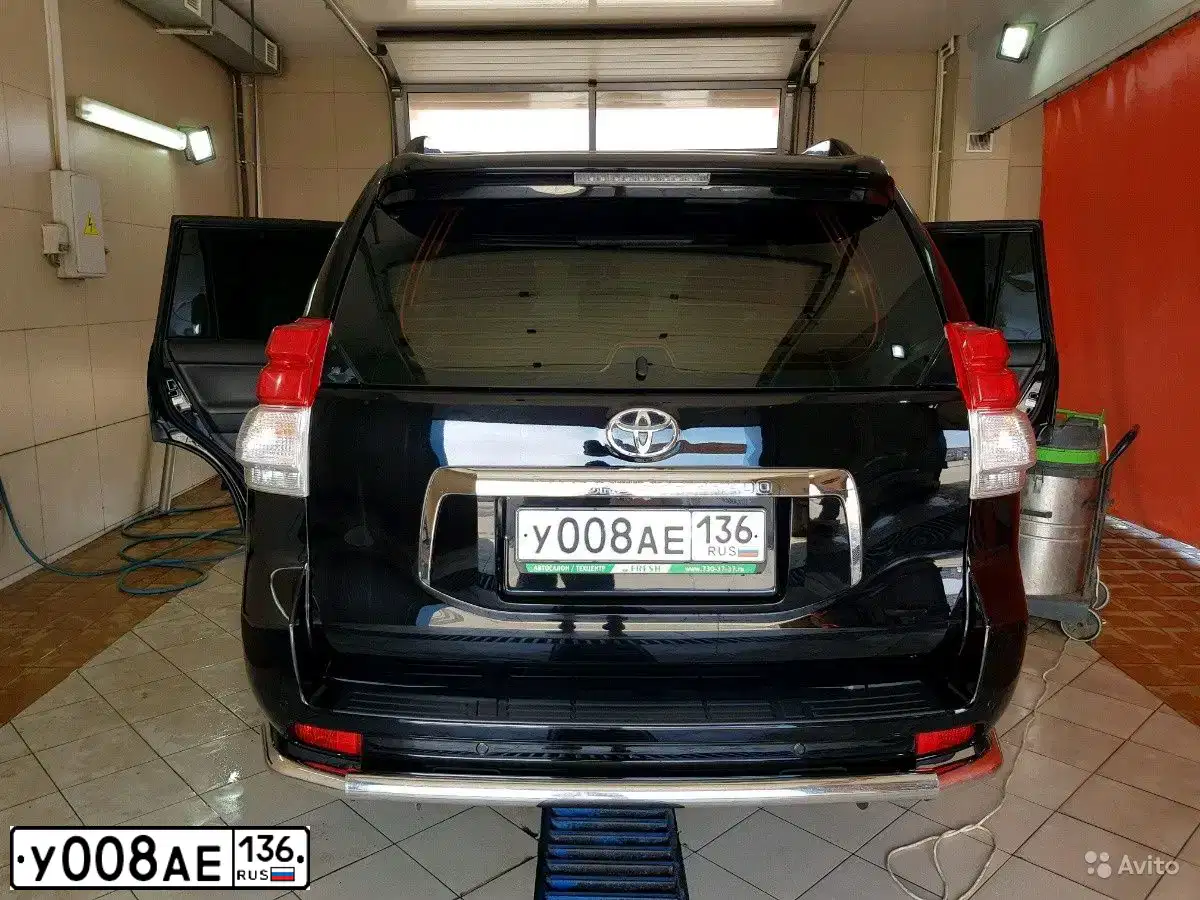 Фото автомобиля TOYOTA LANDCRUISER, 2011 — госномер Т154СУ198. Цвет: ЧЕРНЫЙ