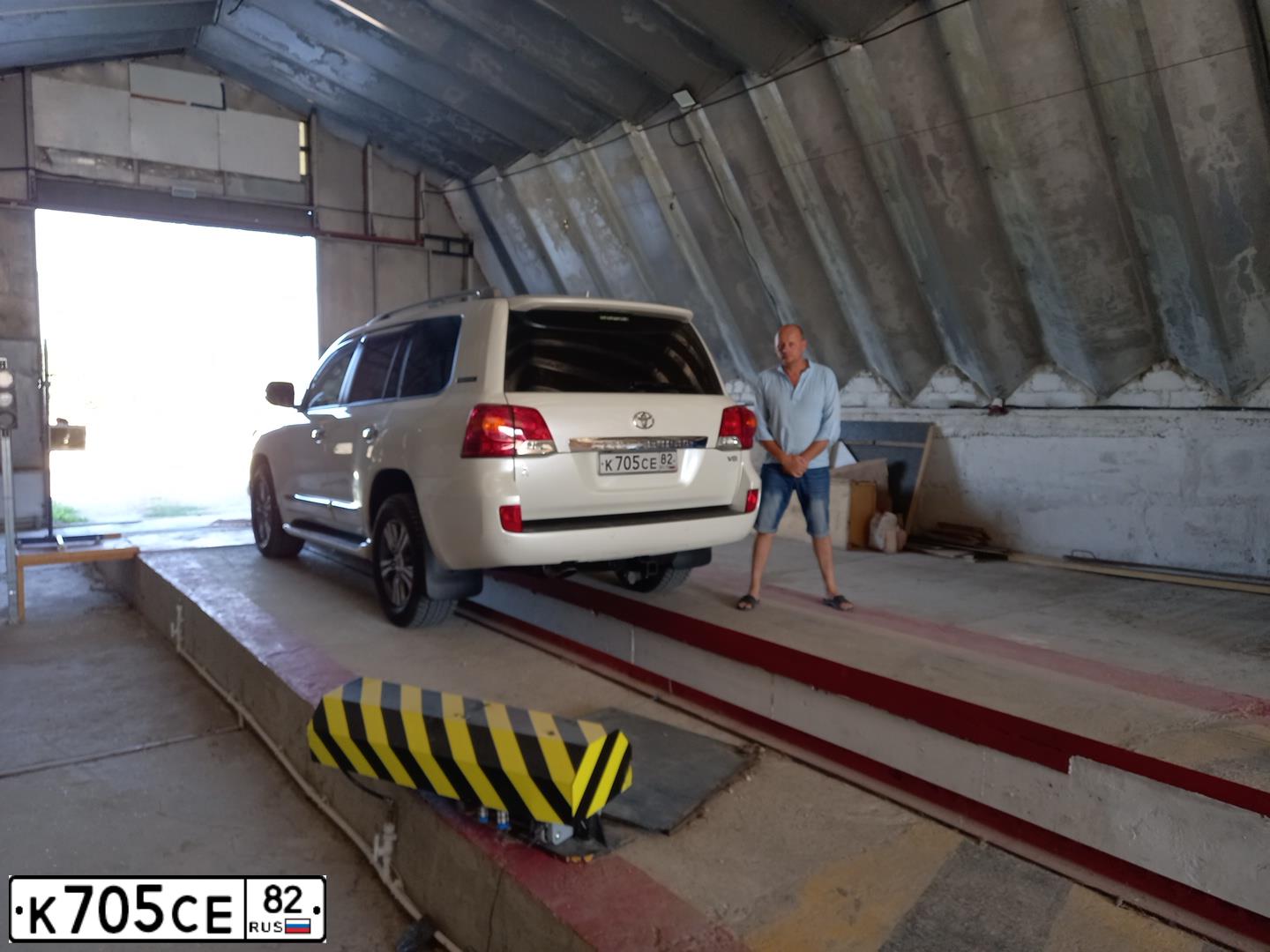 Фото автомобиля TOYOTA LANDCRUISER 200, 2014 — госномер К705СЕ82. Цвет: Белый