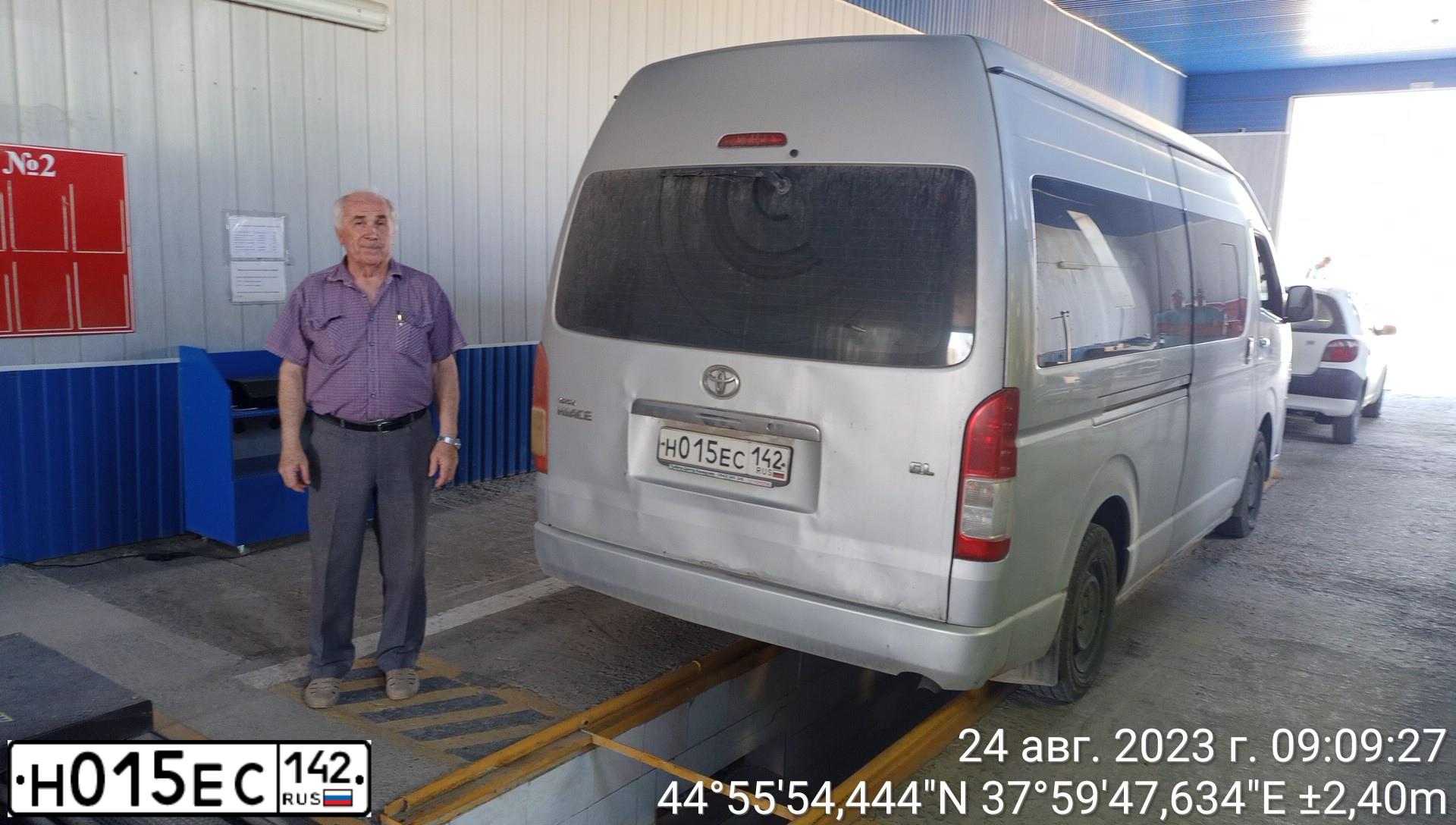 Фото автомобиля TOYOTA HIACE, 2016 — госномер Н015ЕС142. Цвет: СЕРЕБРИСТЫЙ