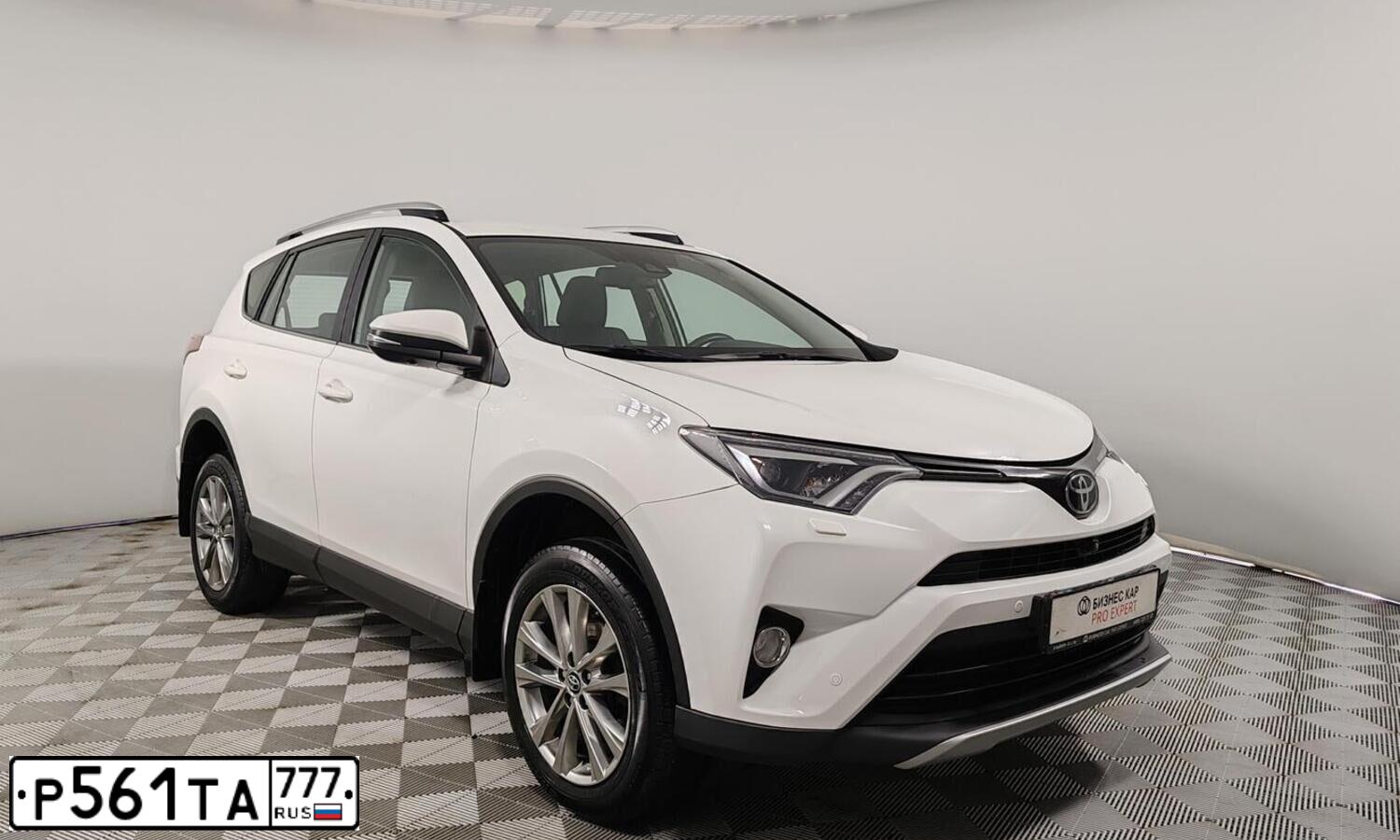 Фото автомобиля TOYOTA RAV4, 2016 — госномер Р561ТА777. Цвет: Белый