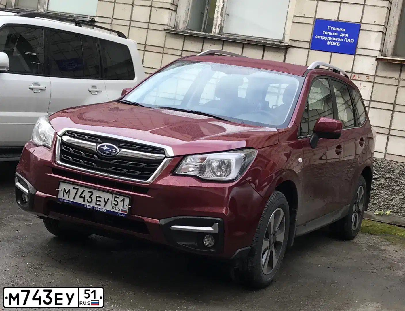 Фото автомобиля SUBARU FORESTER, 2017 — госномер М743ЕУ51. Цвет: КРАСНЫЙ