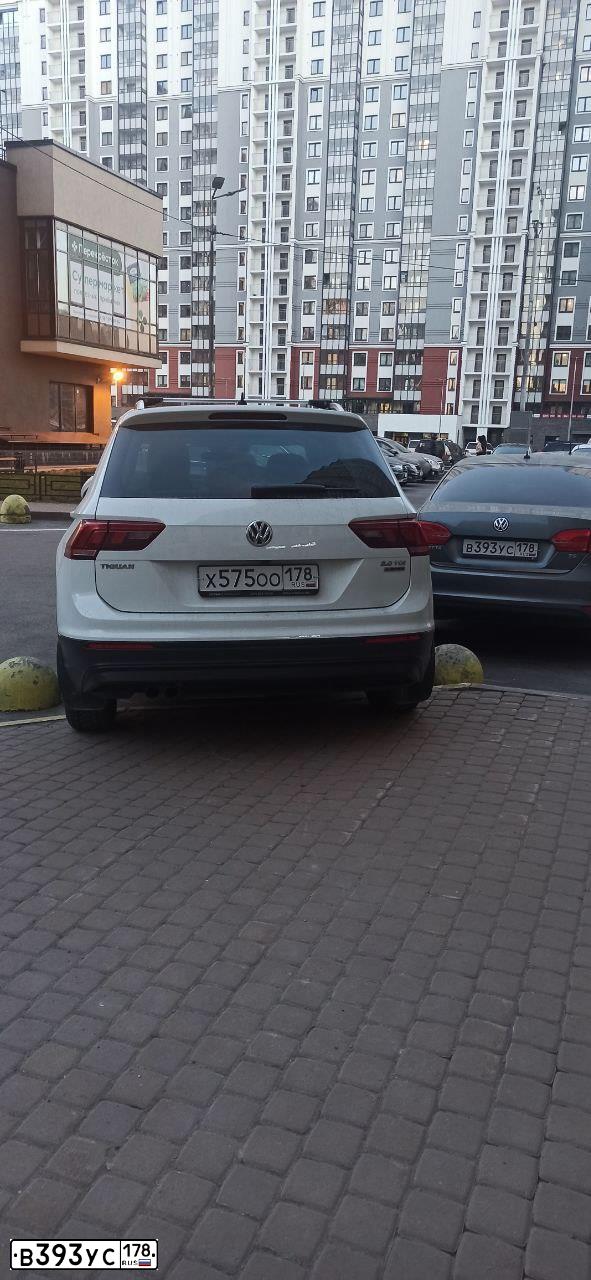 Фото автомобиля VOLKSWAGEN JETTA, 2012 — госномер В393УС178. Цвет: ТЕМНО-СЕРЫЙ