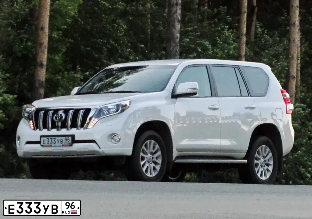 Фото автомобиля TOYOTA LANDCRUISER, 2014 — госномер Е333УВ96. Цвет: БЕЛЫЙ