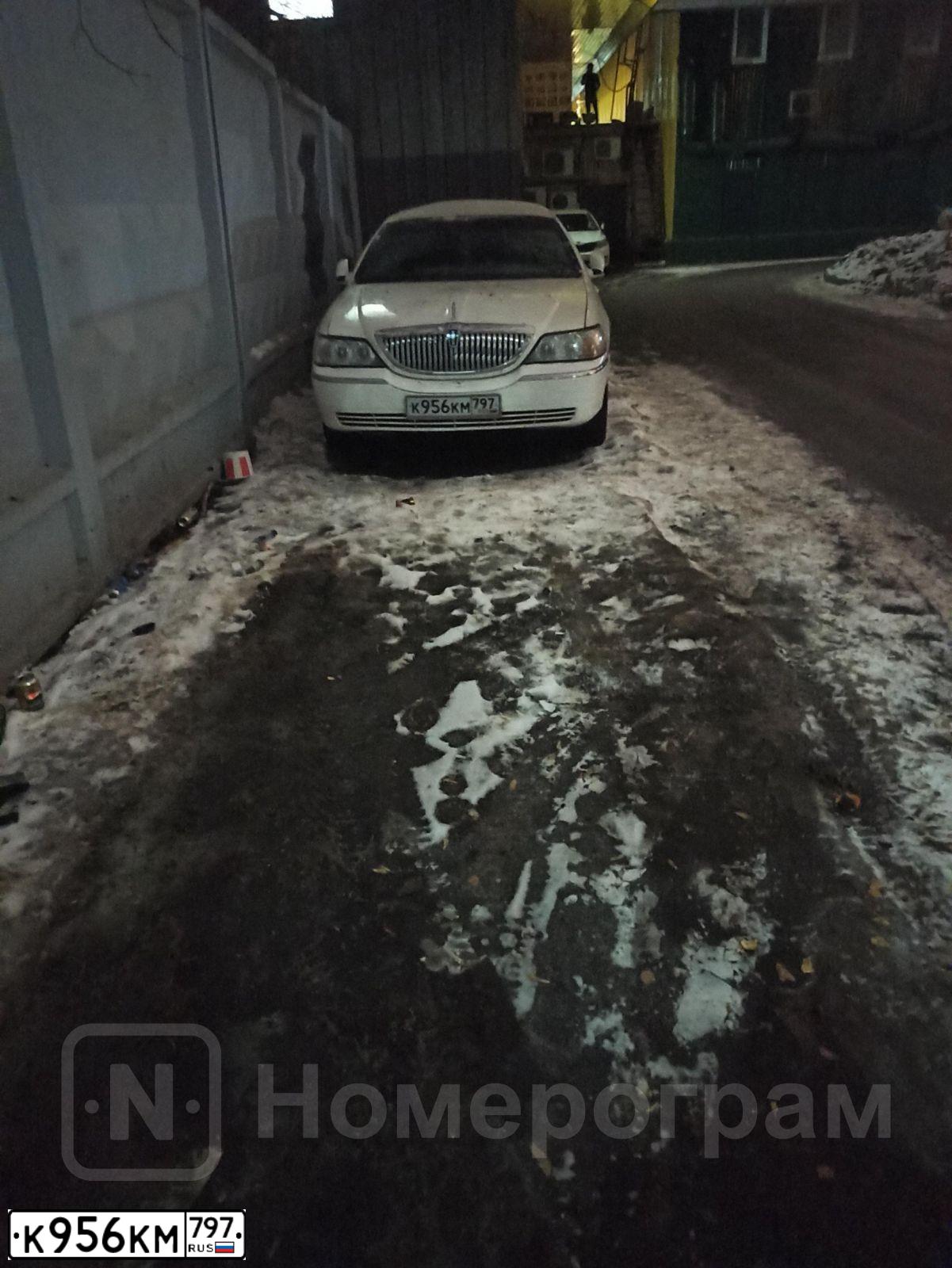 Фото автомобиля LINCOLN TOWN CAR, 2003 — госномер К956КМ797. Цвет: Белый