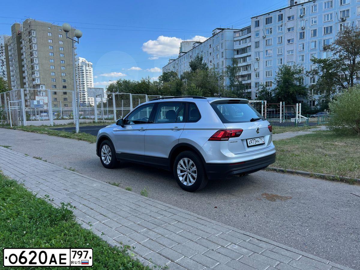 Фото автомобиля VOLKSWAGEN TIGUAN, 2020 — госномер О607КЕ29. Цвет: СЕРЫЙ