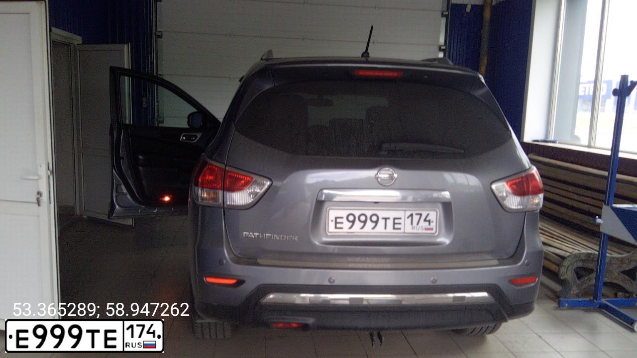 Фото автомобиля FORD FOCUS, 2012 — госномер Е999ТЕ174. Цвет: Белый