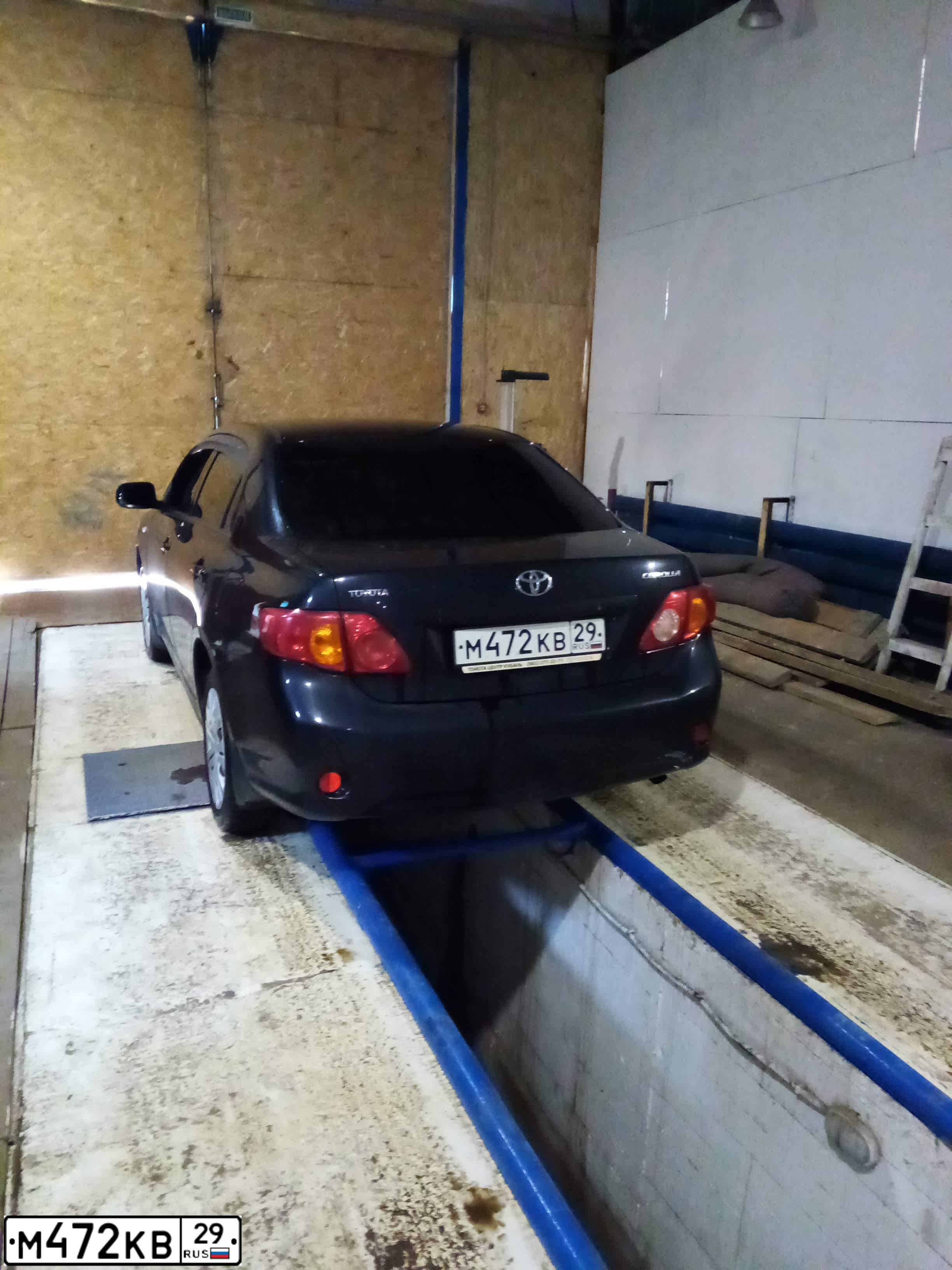 Фото автомобиля TOYOTA COROLLA, 2010 — госномер М472КВ29. Цвет: ЧЕРНЫЙ