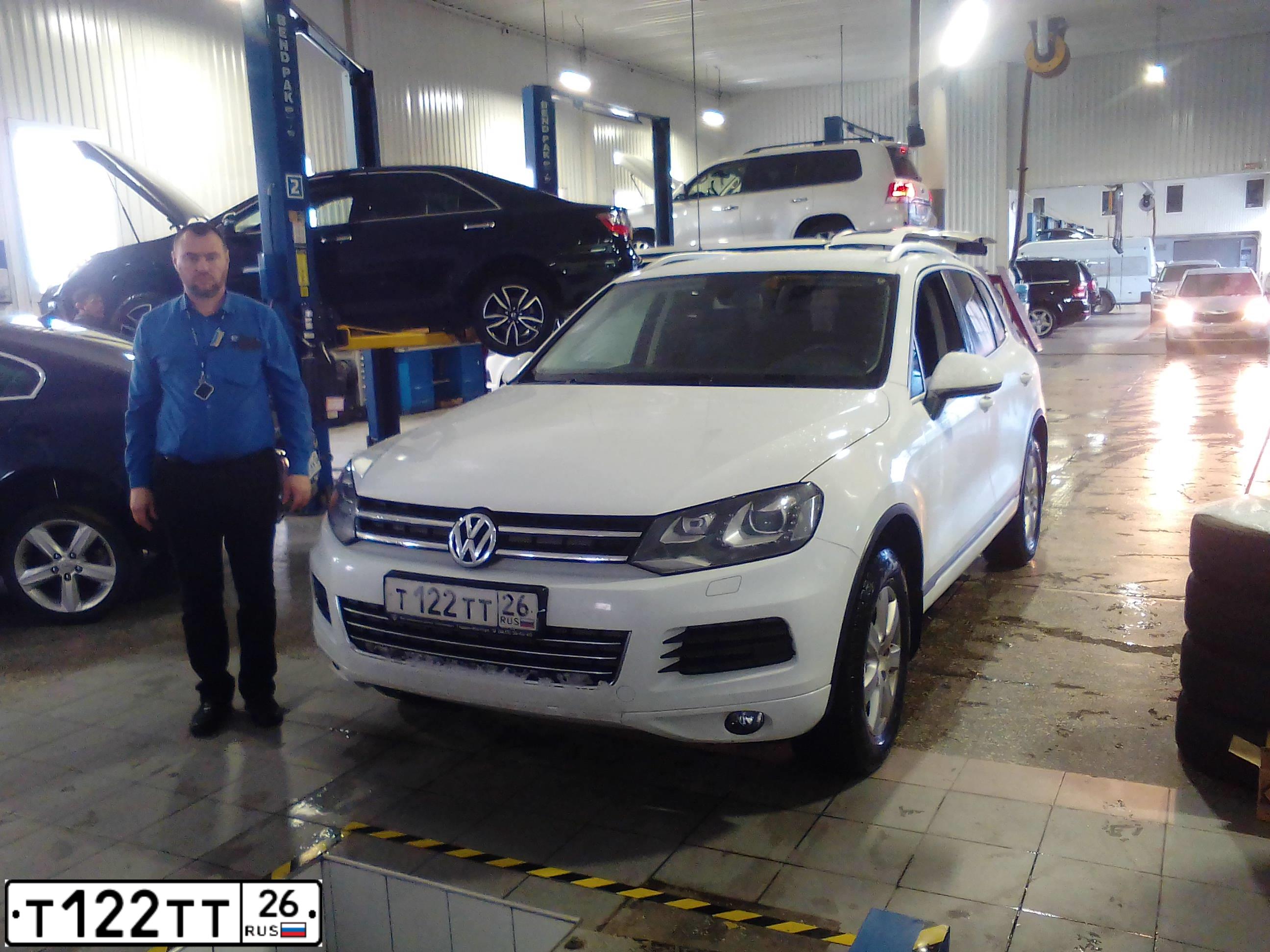 Фото автомобиля VOLKSWAGEN TOUAREG, 2014 — госномер Т122ТТ26. Цвет: Белый