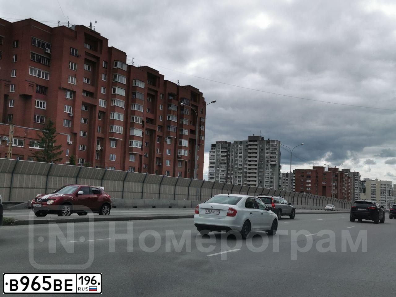 Фото автомобиля SKODA OCTAVIA, 2015 — госномер Н102АС196. Цвет: Белый