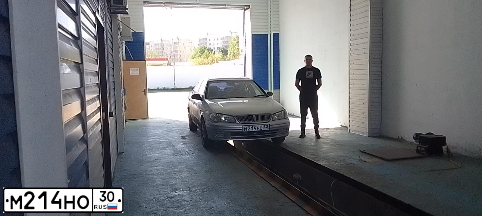 Фото автомобиля NISSAN SUNNY, 2000 — госномер М214НО30. Цвет: СЕРЫЙ