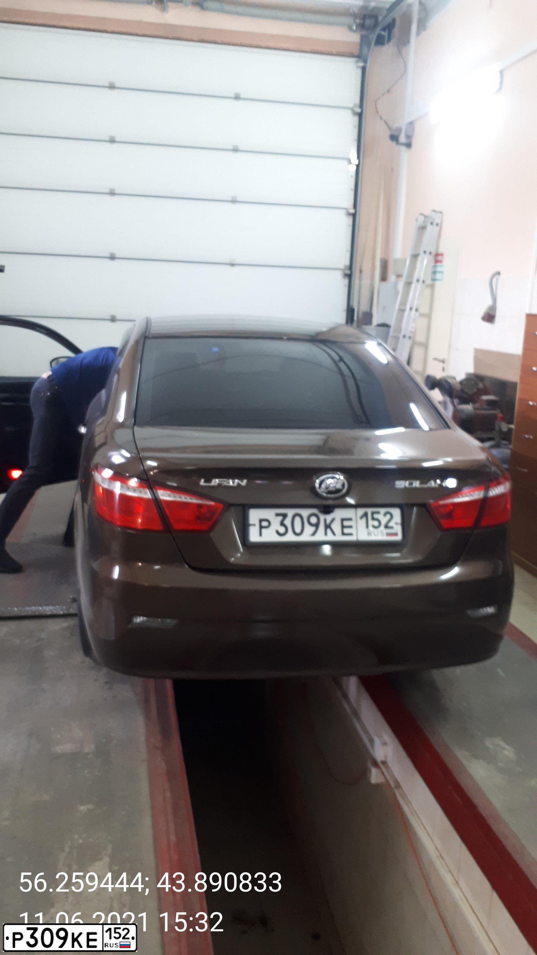 Фото автомобиля LIFAN SOLANO, 2017 — госномер Р309КЕ152. Цвет: Коричневый